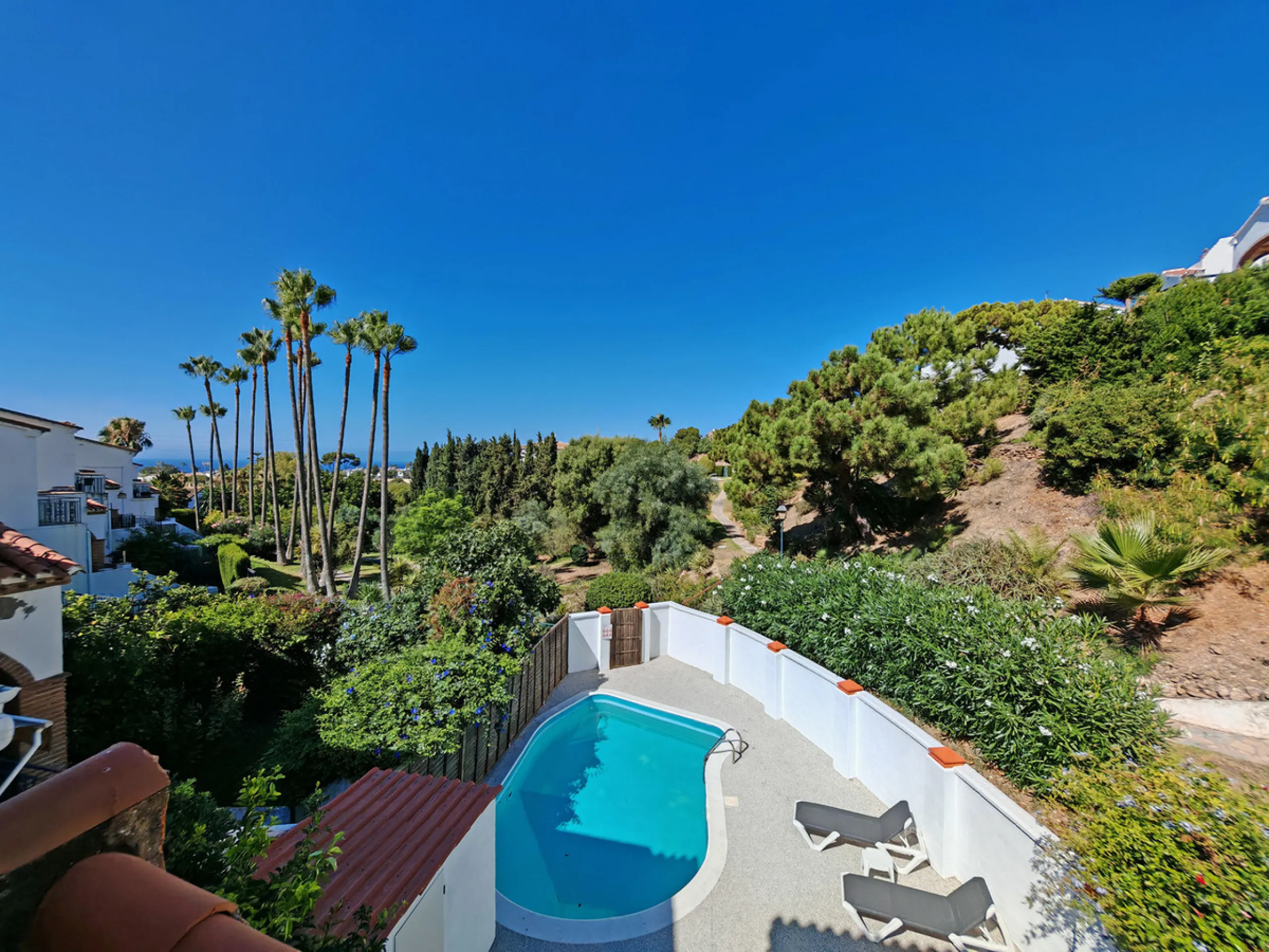 Town House for sale in , Mijas Costa with 5 bedrooms, 4 bathrooms and with orientation south/west, with private swimming pool, private garage (2 parking spaces) and private garden. Regarding property dimensions, it has 210 m² built and 140 m² terrace. Has