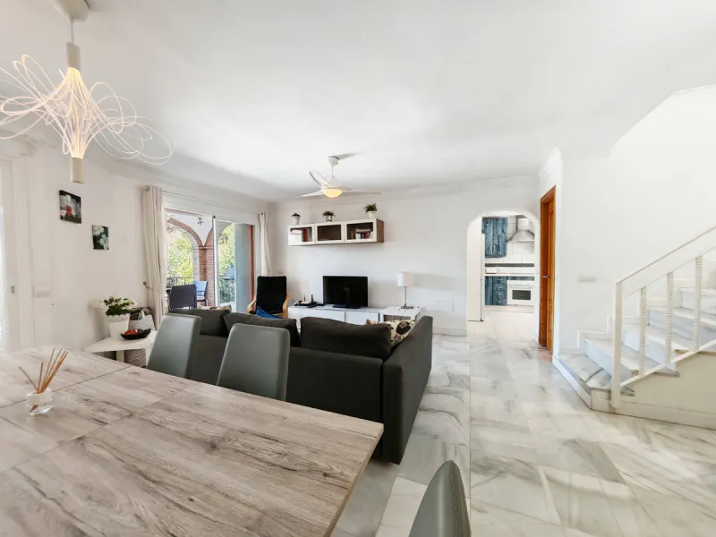 Town House for sale in , Mijas Costa with 5 bedrooms, 4 bathrooms and with orientation south/west, with private swimming pool, private garage (2 parking spaces) and private garden. Regarding property dimensions, it has 210 m² built and 140 m² terrace. Has