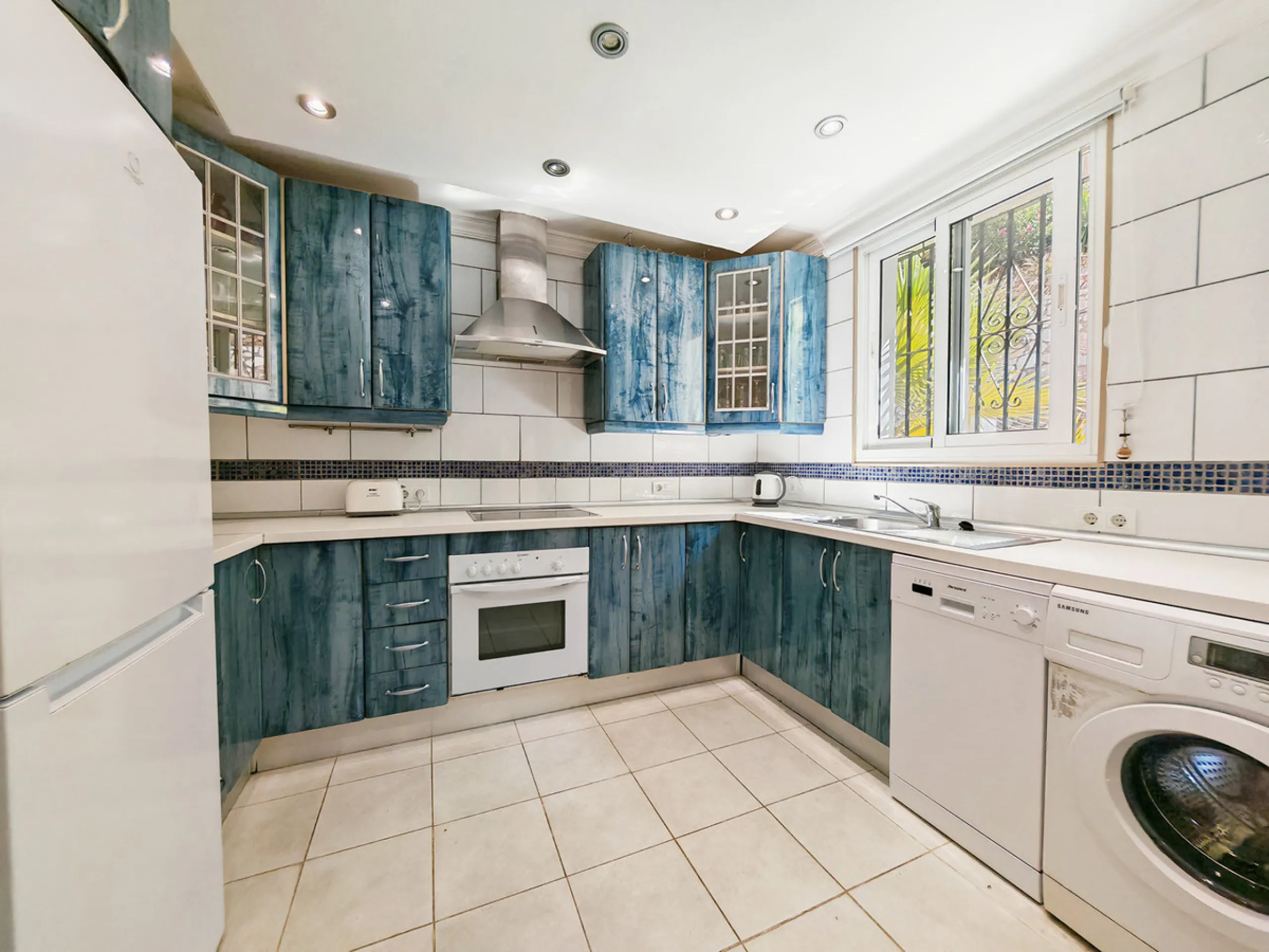 Town House for sale in , Mijas Costa with 5 bedrooms, 4 bathrooms and with orientation south/west, with private swimming pool, private garage (2 parking spaces) and private garden. Regarding property dimensions, it has 210 m² built and 140 m² terrace. Has