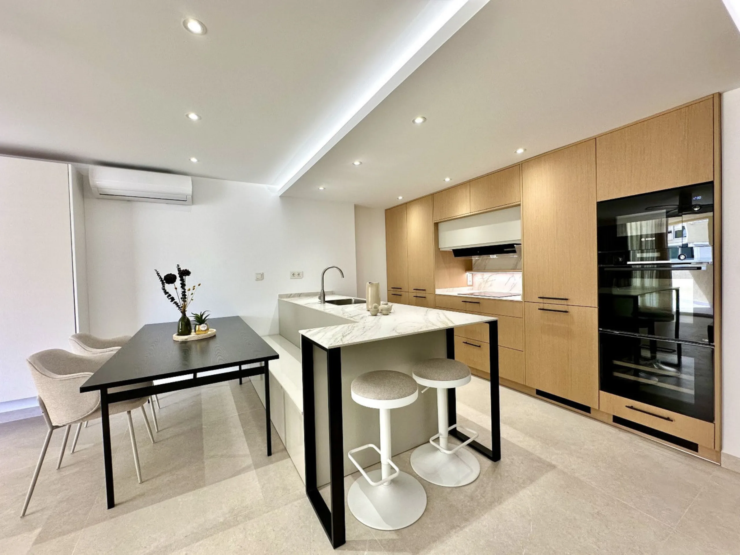 This exceptional beachfront apartment is situated in the heart of Marbella, directly on the promenade overlooking Marbella's Sport Port. Spanning 120 square meters, the fully furnished space features two bedrooms and two bathrooms. Every detail has been t