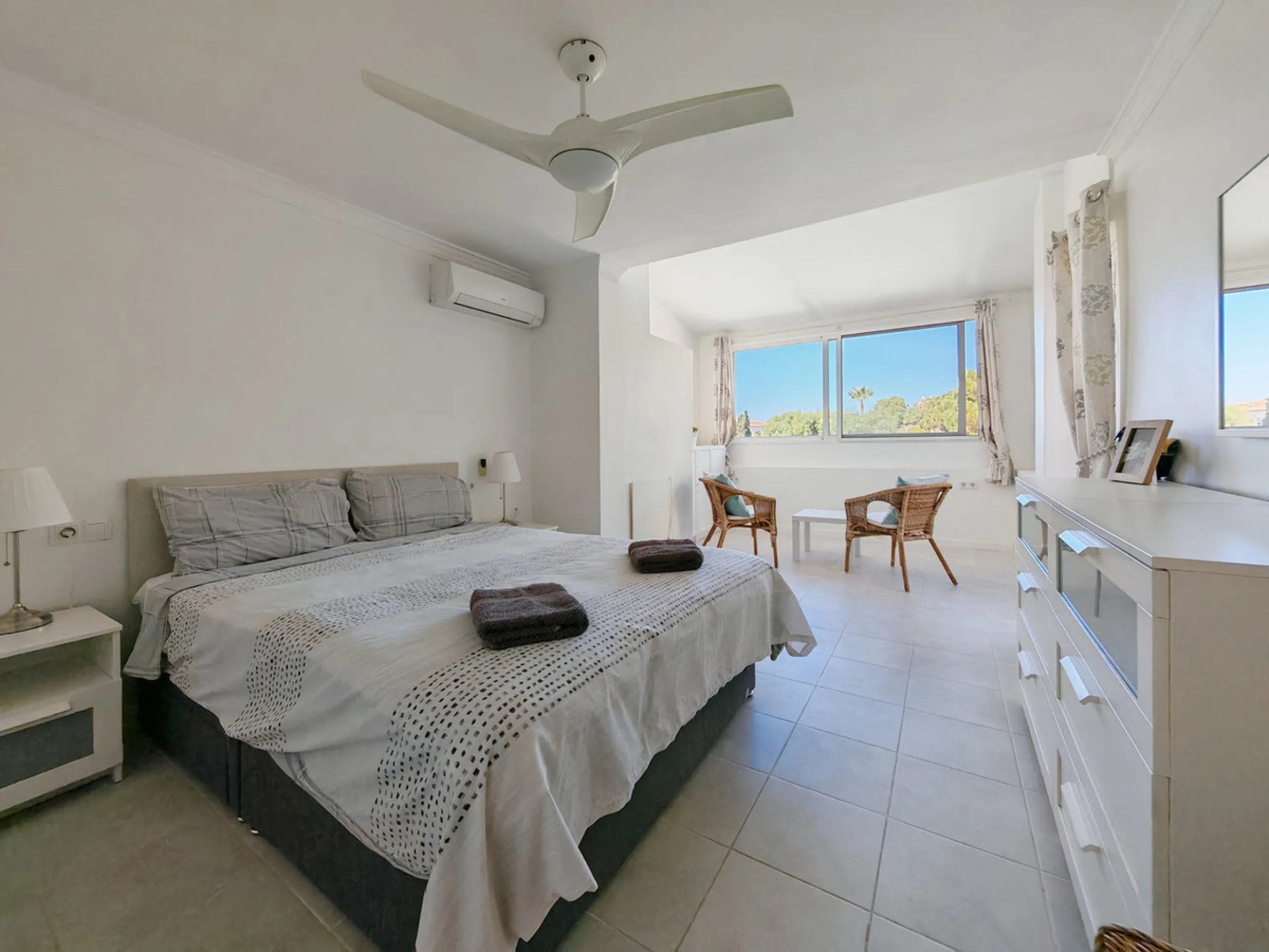 Town House for sale in , Mijas Costa with 5 bedrooms, 4 bathrooms and with orientation south/west, with private swimming pool, private garage (2 parking spaces) and private garden. Regarding property dimensions, it has 210 m² built and 140 m² terrace. Has