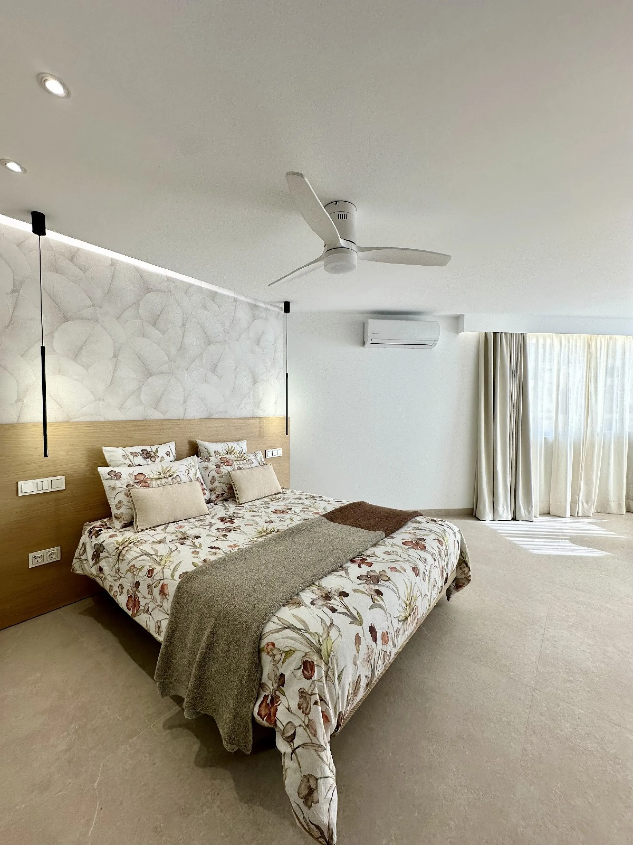 This exceptional beachfront apartment is situated in the heart of Marbella, directly on the promenade overlooking Marbella's Sport Port. Spanning 120 square meters, the fully furnished space features two bedrooms and two bathrooms. Every detail has been t