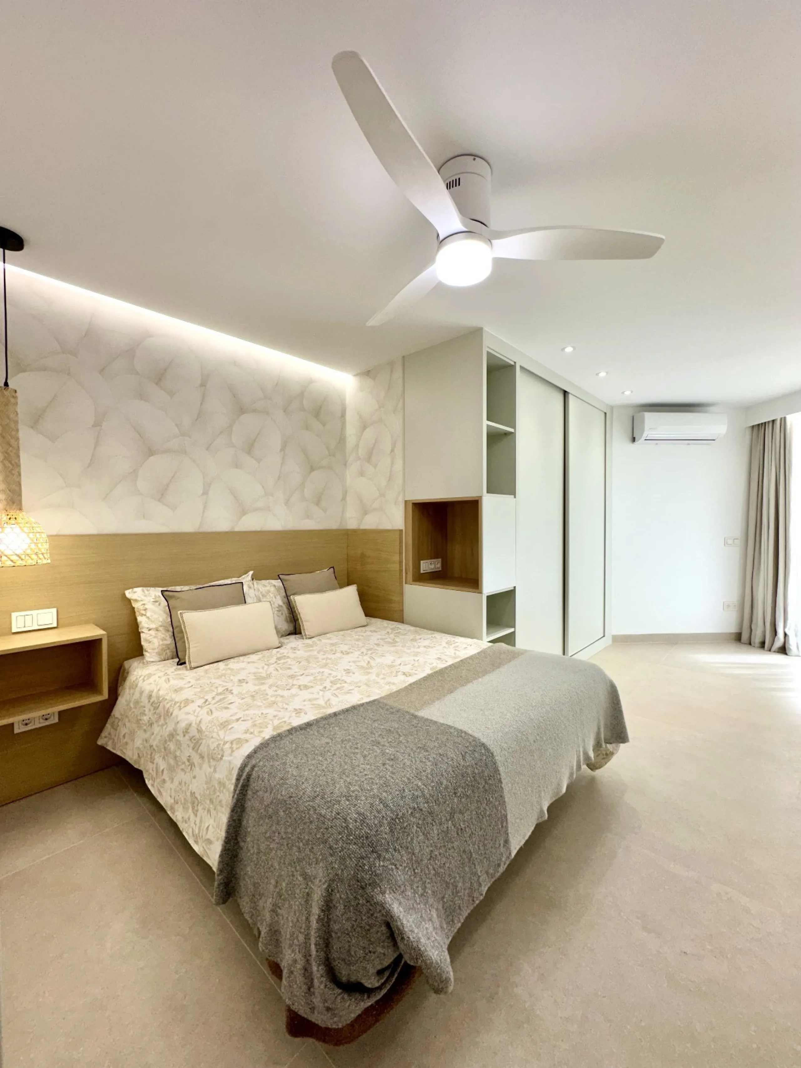 This exceptional beachfront apartment is situated in the heart of Marbella, directly on the promenade overlooking Marbella's Sport Port. Spanning 120 square meters, the fully furnished space features two bedrooms and two bathrooms. Every detail has been t