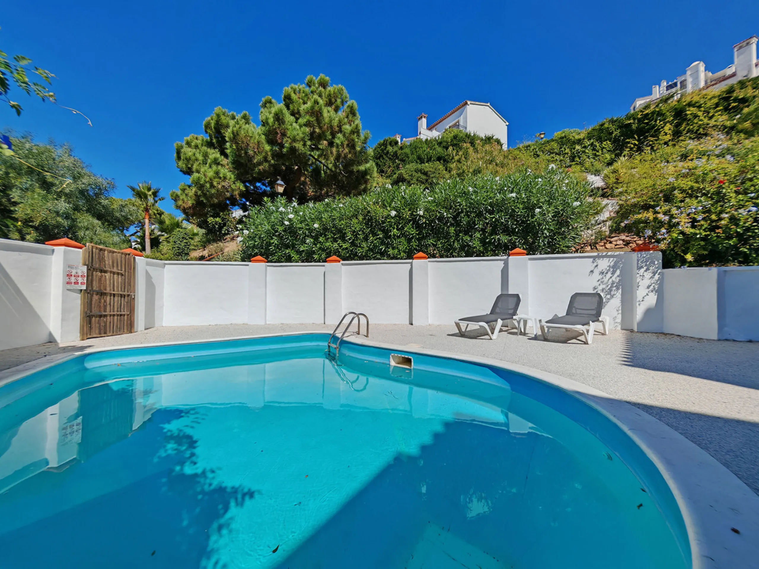 Town House for sale in , Mijas Costa with 5 bedrooms, 4 bathrooms and with orientation south/west, with private swimming pool, private garage (2 parking spaces) and private garden. Regarding property dimensions, it has 210 m² built and 140 m² terrace. Has