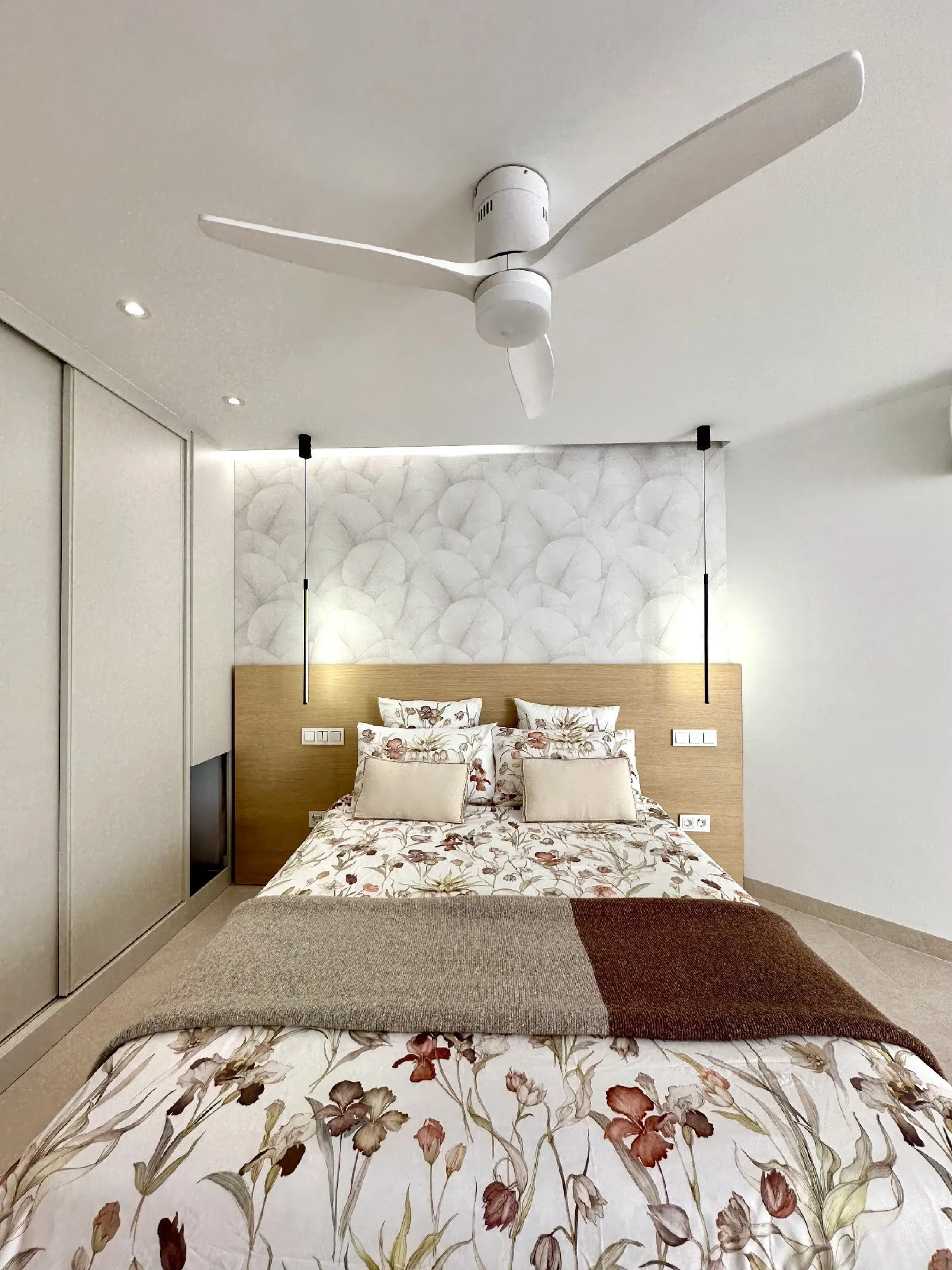 This exceptional beachfront apartment is situated in the heart of Marbella, directly on the promenade overlooking Marbella's Sport Port. Spanning 120 square meters, the fully furnished space features two bedrooms and two bathrooms. Every detail has been t