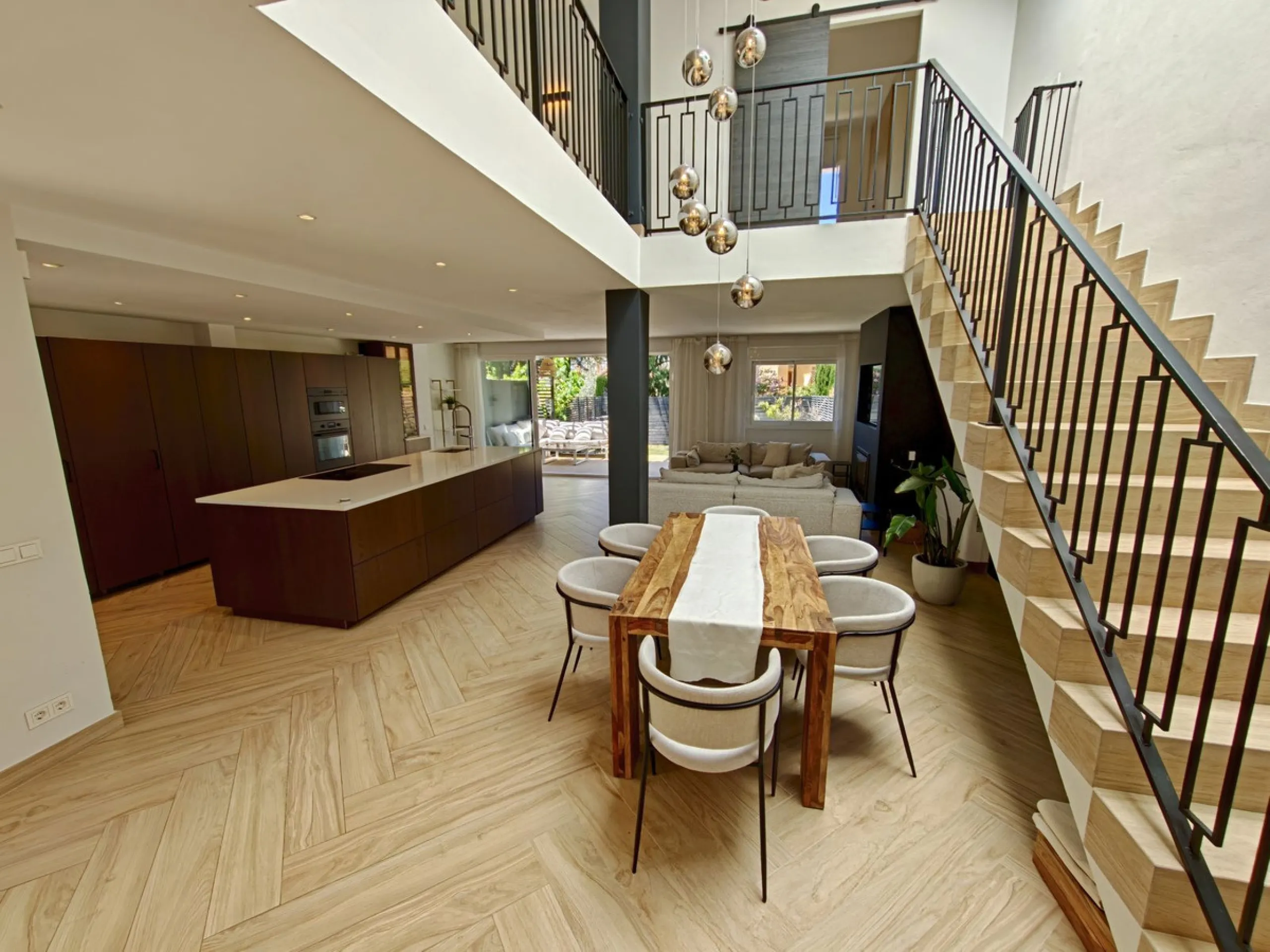 Stunning fully Renovated Townhouse with Guest Apartment, Rooftop Solarium & Resort Facilities on the New Golden Mile