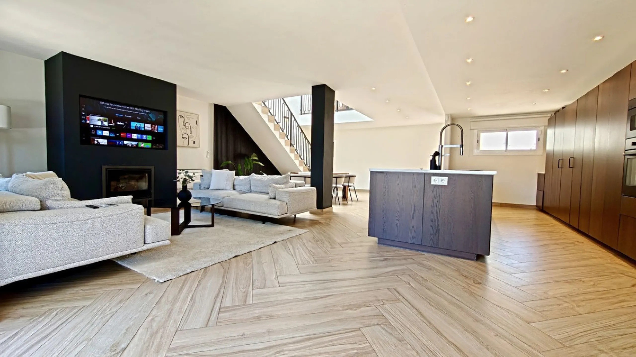Stunning fully Renovated Townhouse with Guest Apartment, Rooftop Solarium & Resort Facilities on the New Golden Mile