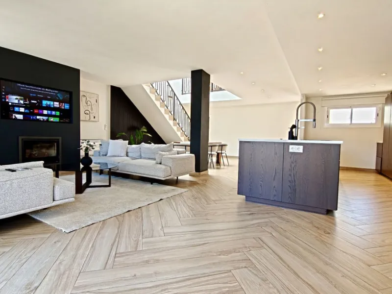 Stunning fully Renovated Townhouse with Guest Apartment, Rooftop Solarium & Resort Facilities on the New Golden Mile