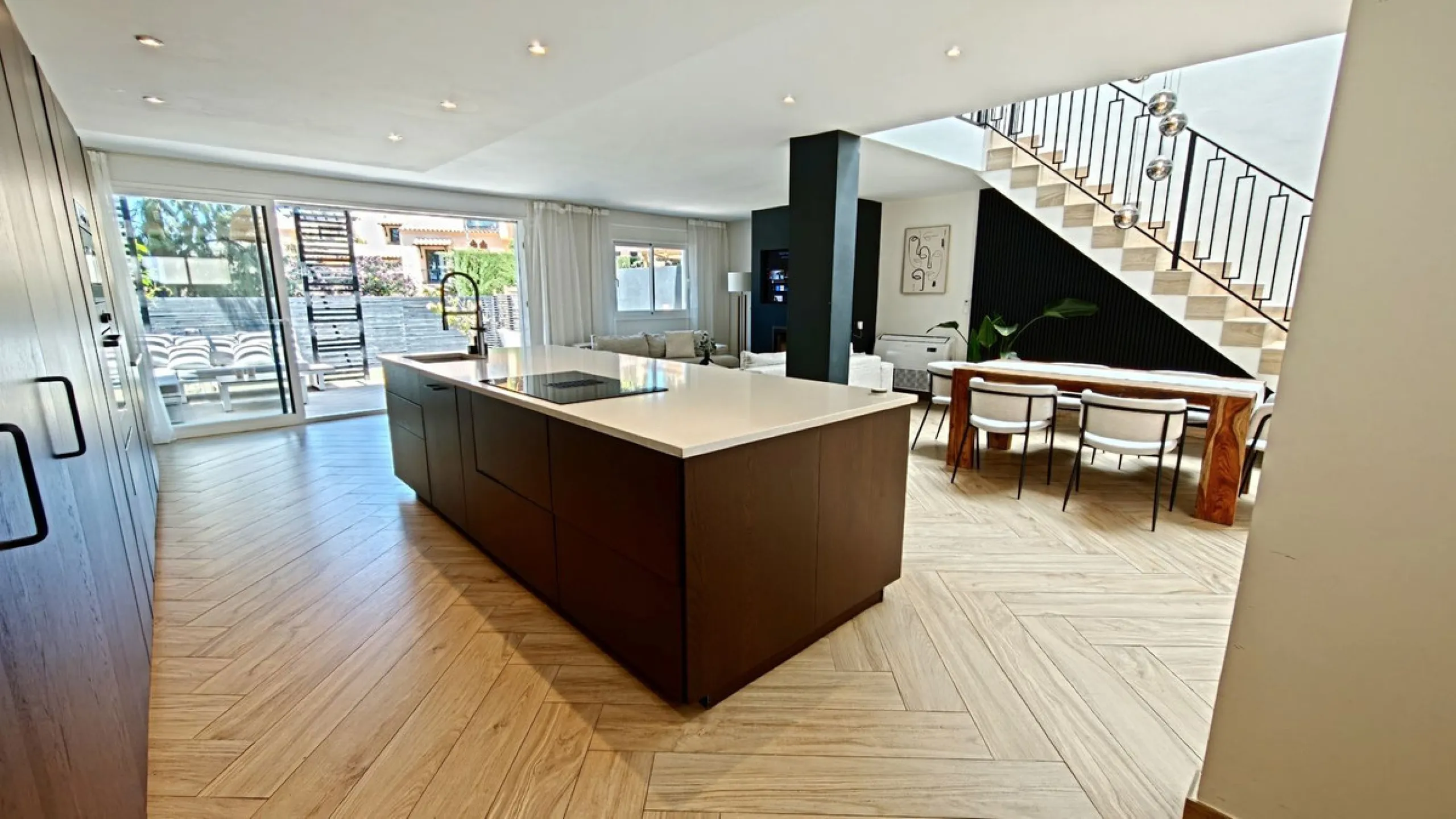 Stunning fully Renovated Townhouse with Guest Apartment, Rooftop Solarium & Resort Facilities on the New Golden Mile