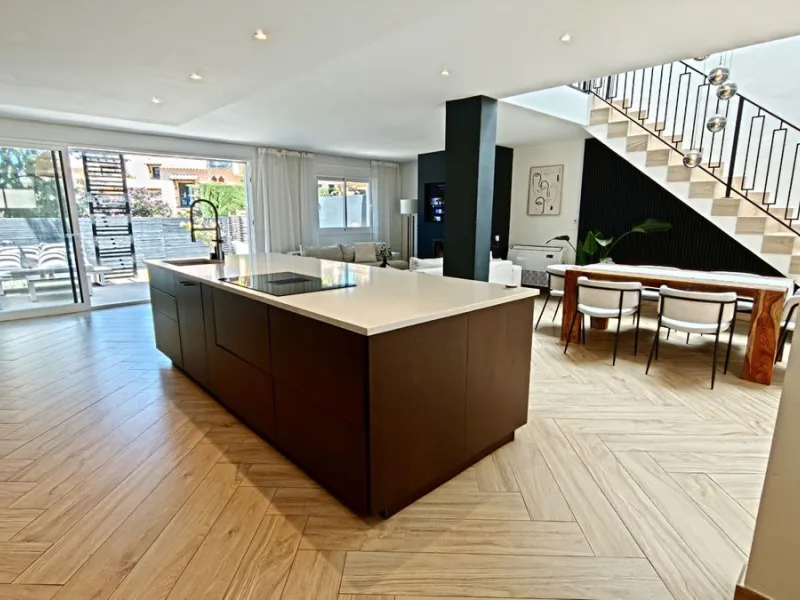 Stunning fully Renovated Townhouse with Guest Apartment, Rooftop Solarium & Resort Facilities on the New Golden Mile