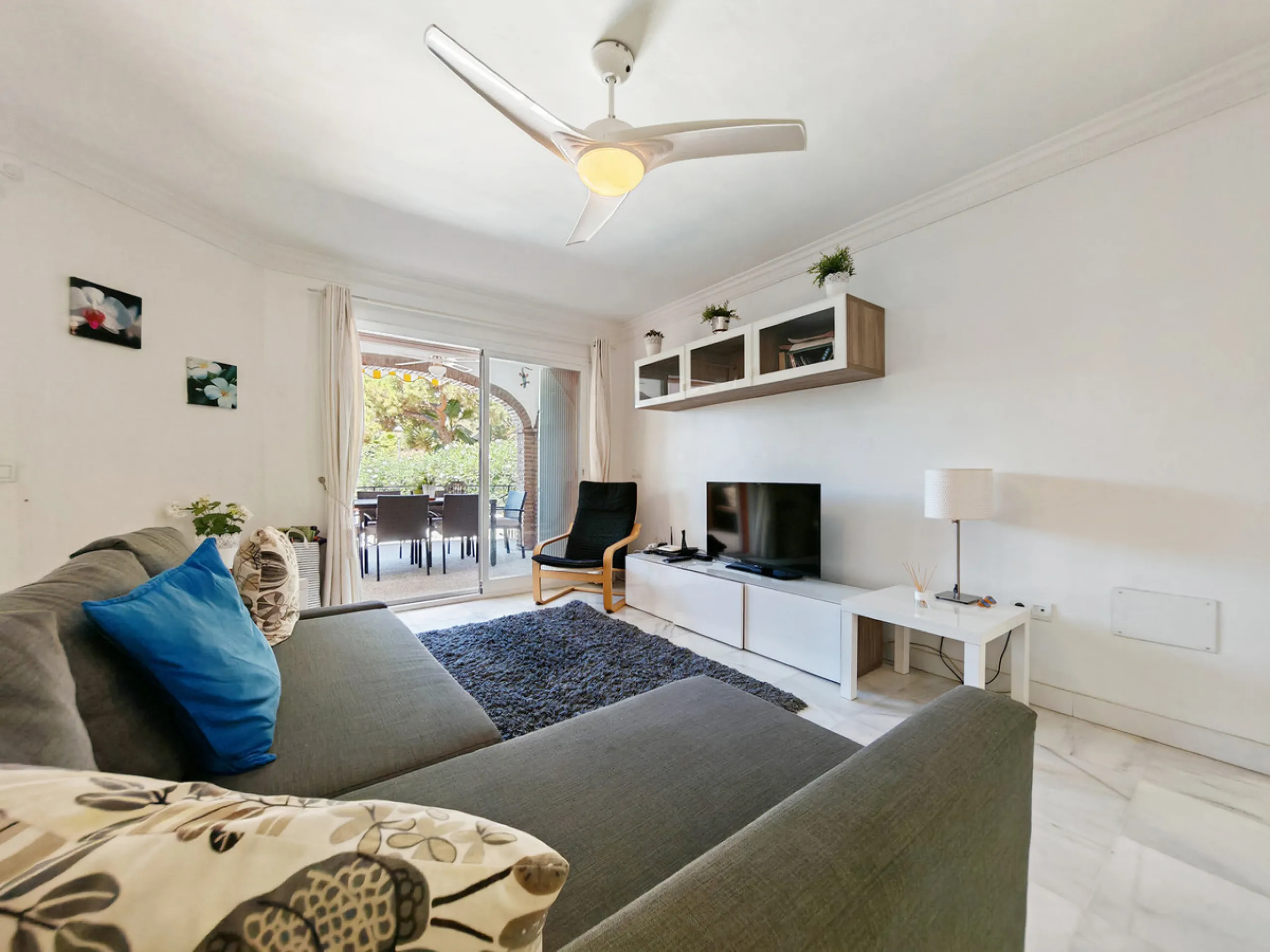 Town House for sale in , Mijas Costa with 5 bedrooms, 4 bathrooms and with orientation south/west, with private swimming pool, private garage (2 parking spaces) and private garden. Regarding property dimensions, it has 210 m² built and 140 m² terrace. Has