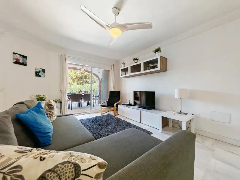 Town House for sale in , Mijas Costa with 5 bedrooms, 4 bathrooms and with orientation south/west, with private swimming pool, private garage (2 parking spaces) and private garden. Regarding property dimensions, it has 210 m² built and 140 m² terrace. Has