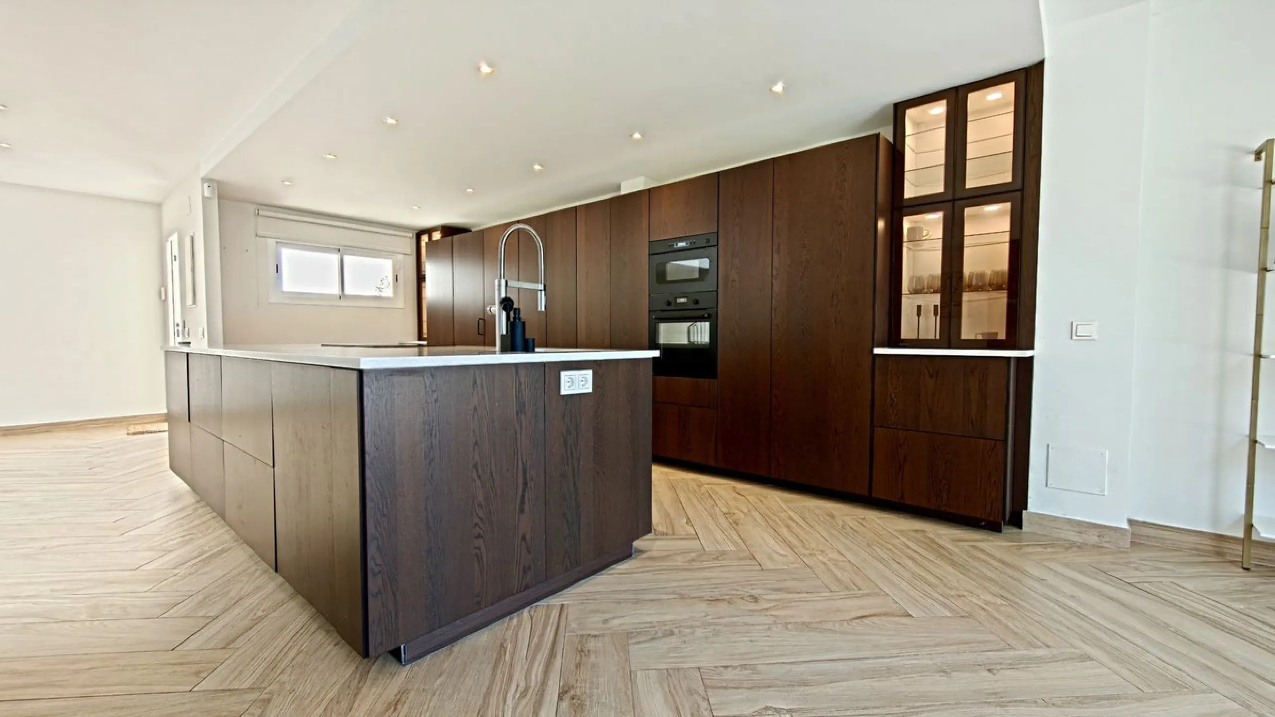 Stunning fully Renovated Townhouse with Guest Apartment, Rooftop Solarium & Resort Facilities on the New Golden Mile