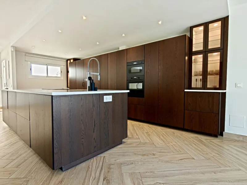 Stunning fully Renovated Townhouse with Guest Apartment, Rooftop Solarium & Resort Facilities on the New Golden Mile