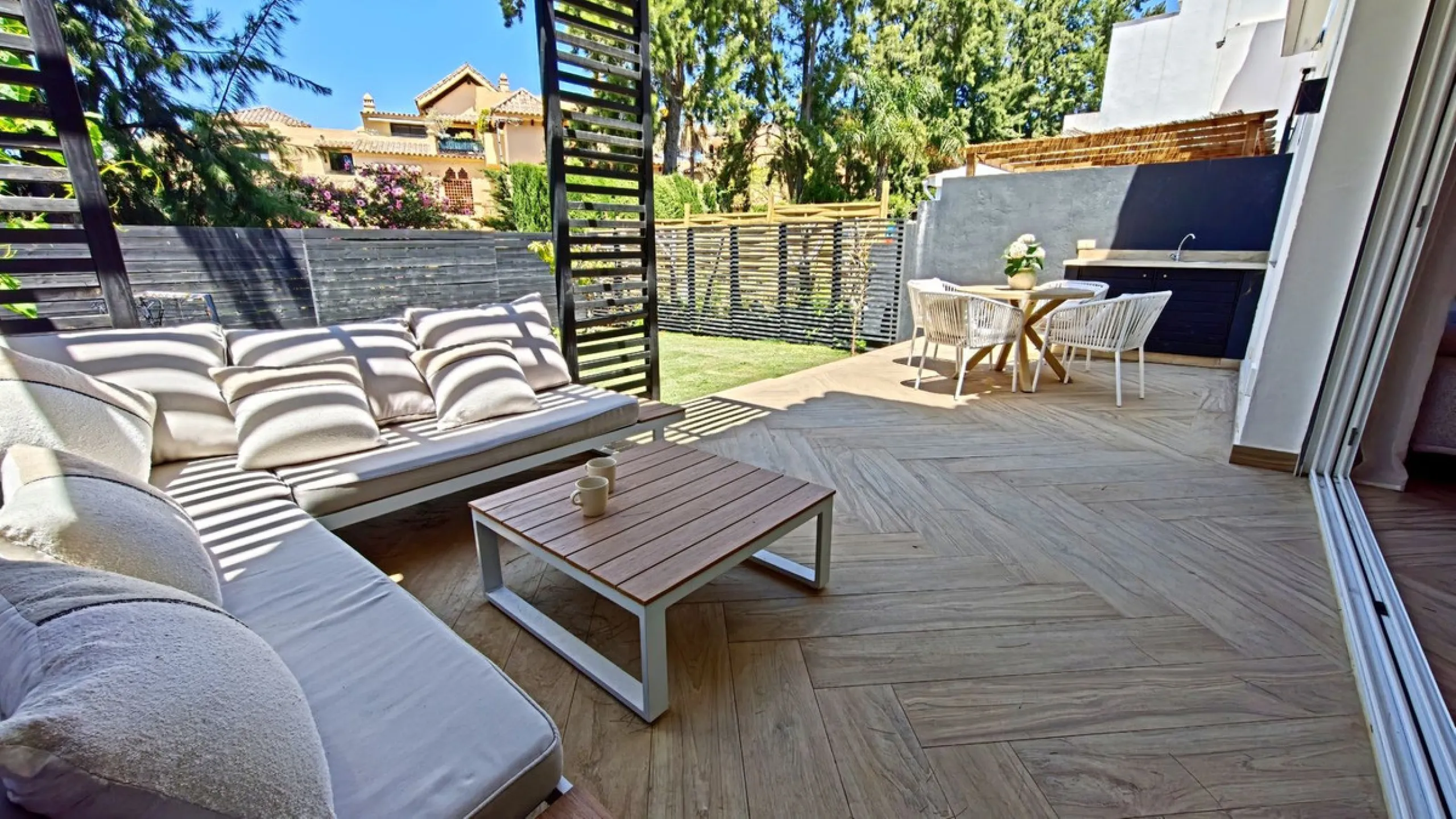 Stunning fully Renovated Townhouse with Guest Apartment, Rooftop Solarium & Resort Facilities on the New Golden Mile