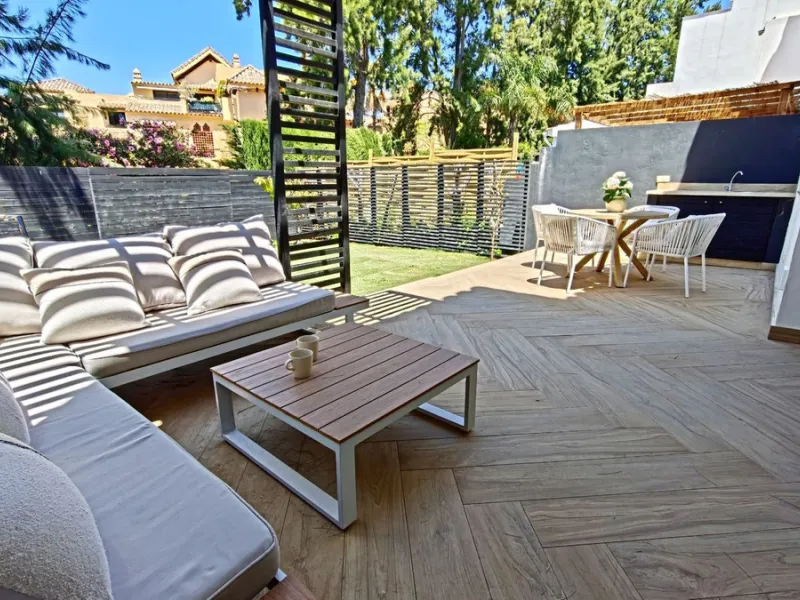 Stunning fully Renovated Townhouse with Guest Apartment, Rooftop Solarium & Resort Facilities on the New Golden Mile