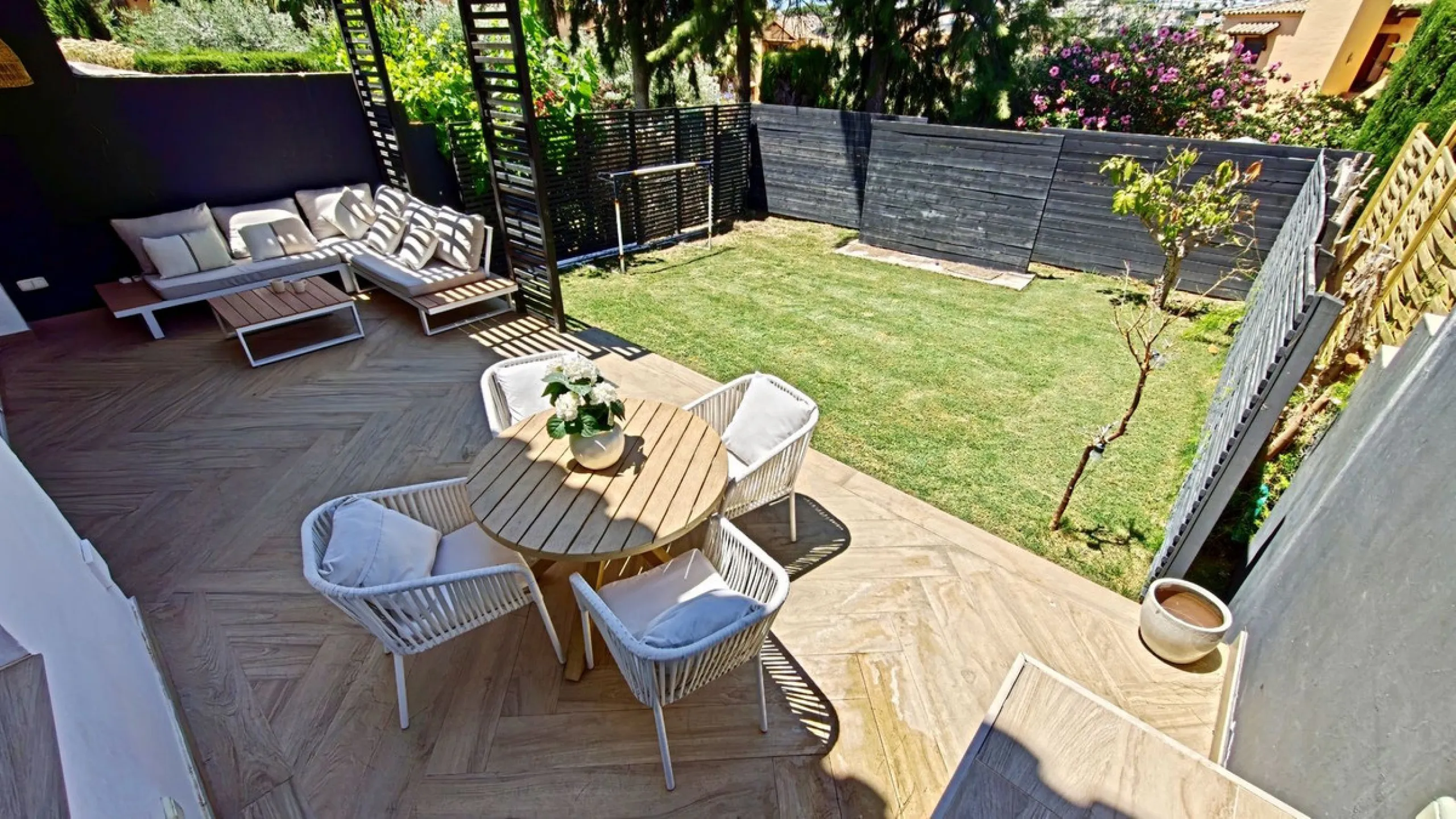 Stunning fully Renovated Townhouse with Guest Apartment, Rooftop Solarium & Resort Facilities on the New Golden Mile