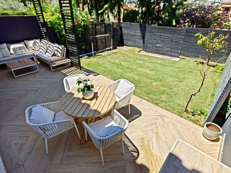 Stunning fully Renovated Townhouse with Guest Apartment, Rooftop Solarium & Resort Facilities on the New Golden Mile