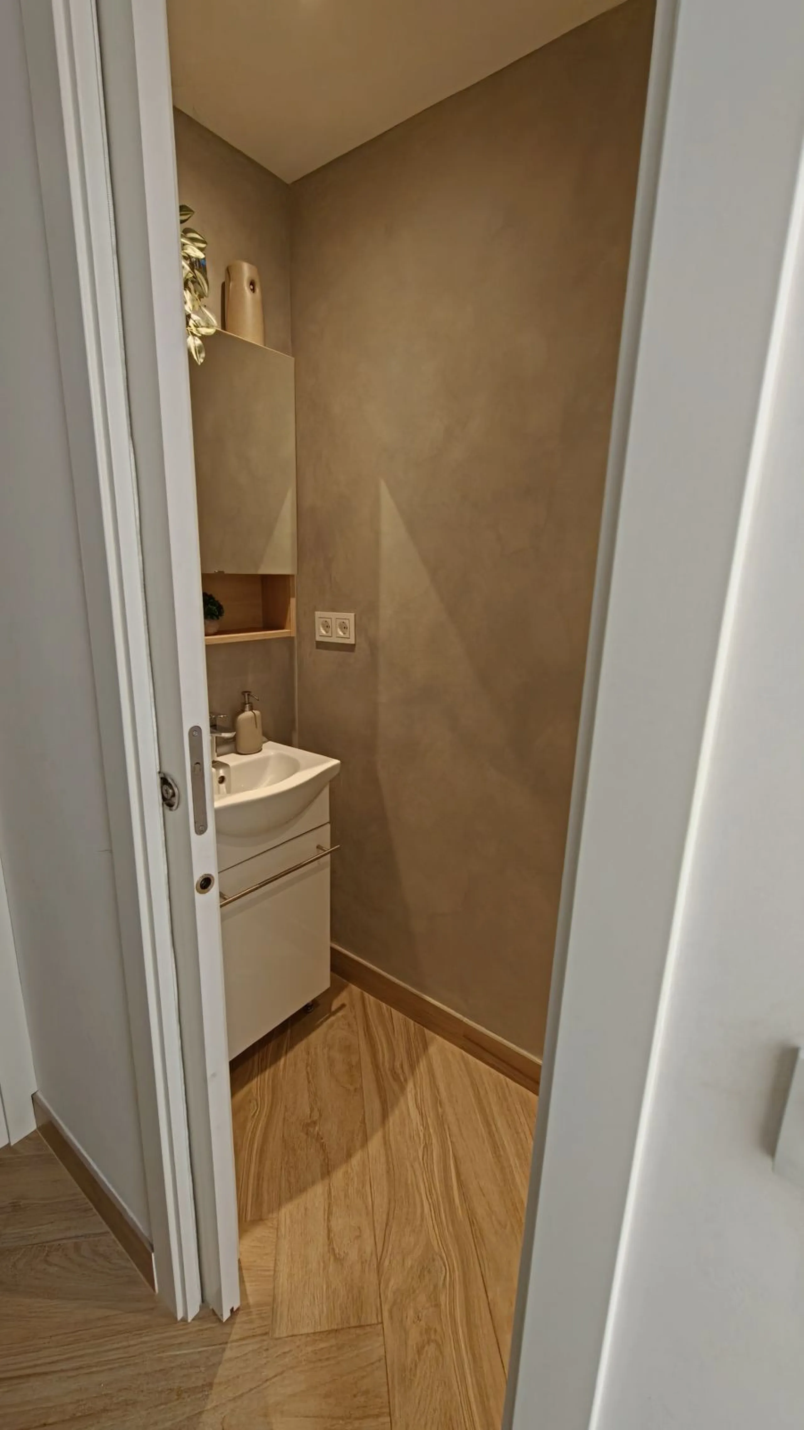 Stunning fully Renovated Townhouse with Guest Apartment, Rooftop Solarium & Resort Facilities on the New Golden Mile
