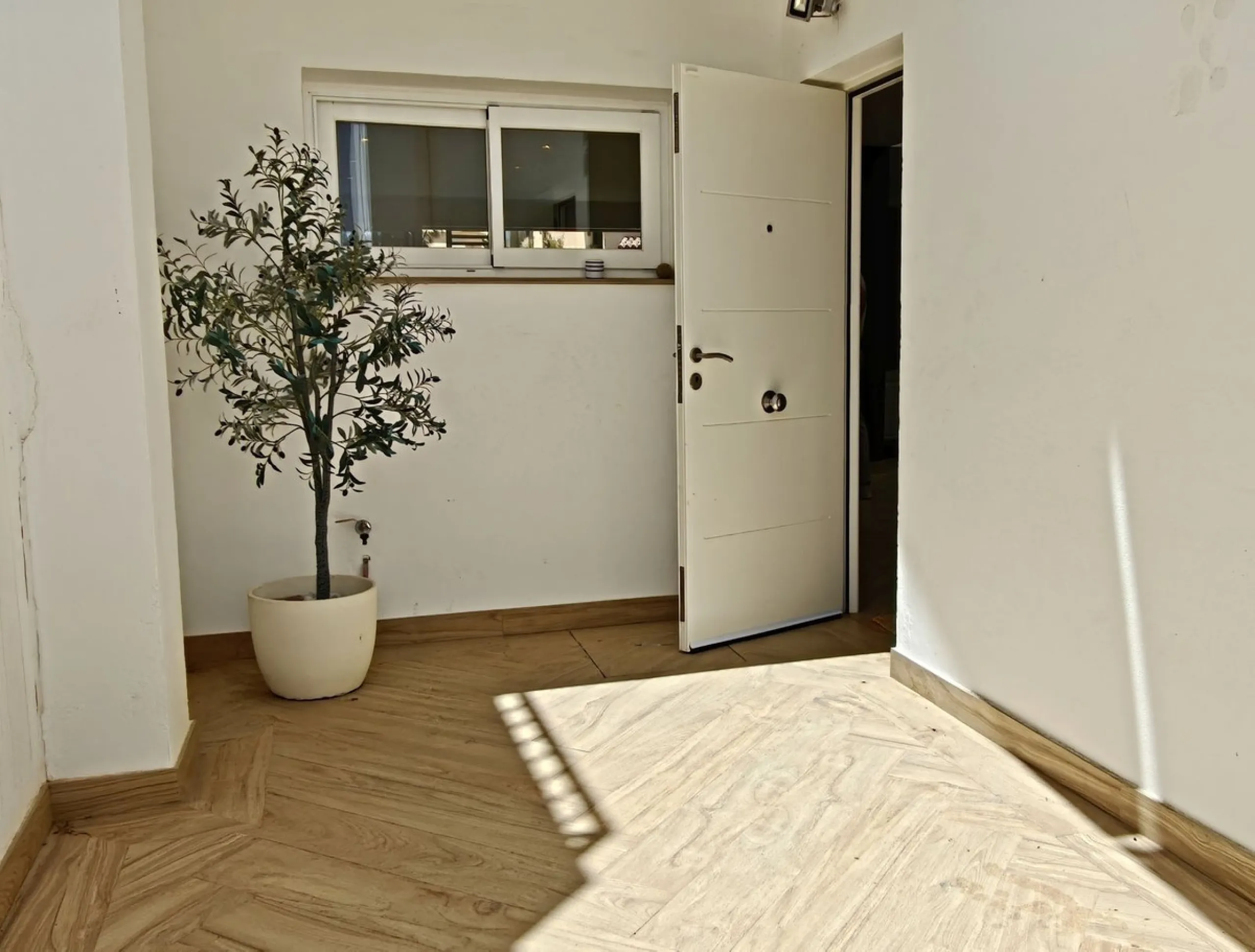 Stunning fully Renovated Townhouse with Guest Apartment, Rooftop Solarium & Resort Facilities on the New Golden Mile