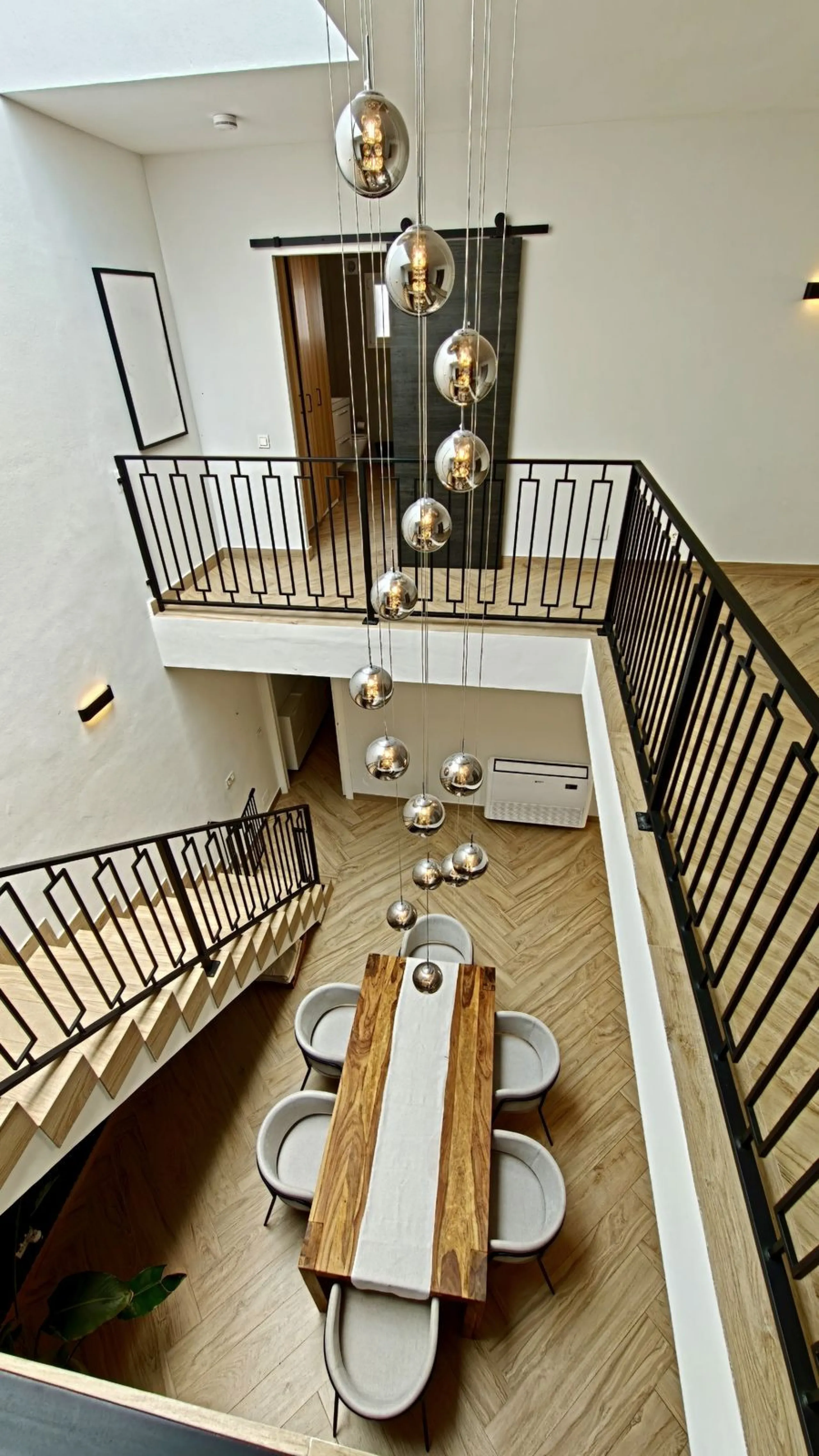 Stunning fully Renovated Townhouse with Guest Apartment, Rooftop Solarium & Resort Facilities on the New Golden Mile