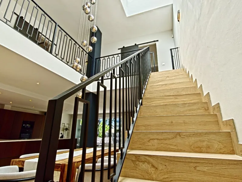 Stunning fully Renovated Townhouse with Guest Apartment, Rooftop Solarium & Resort Facilities on the New Golden Mile