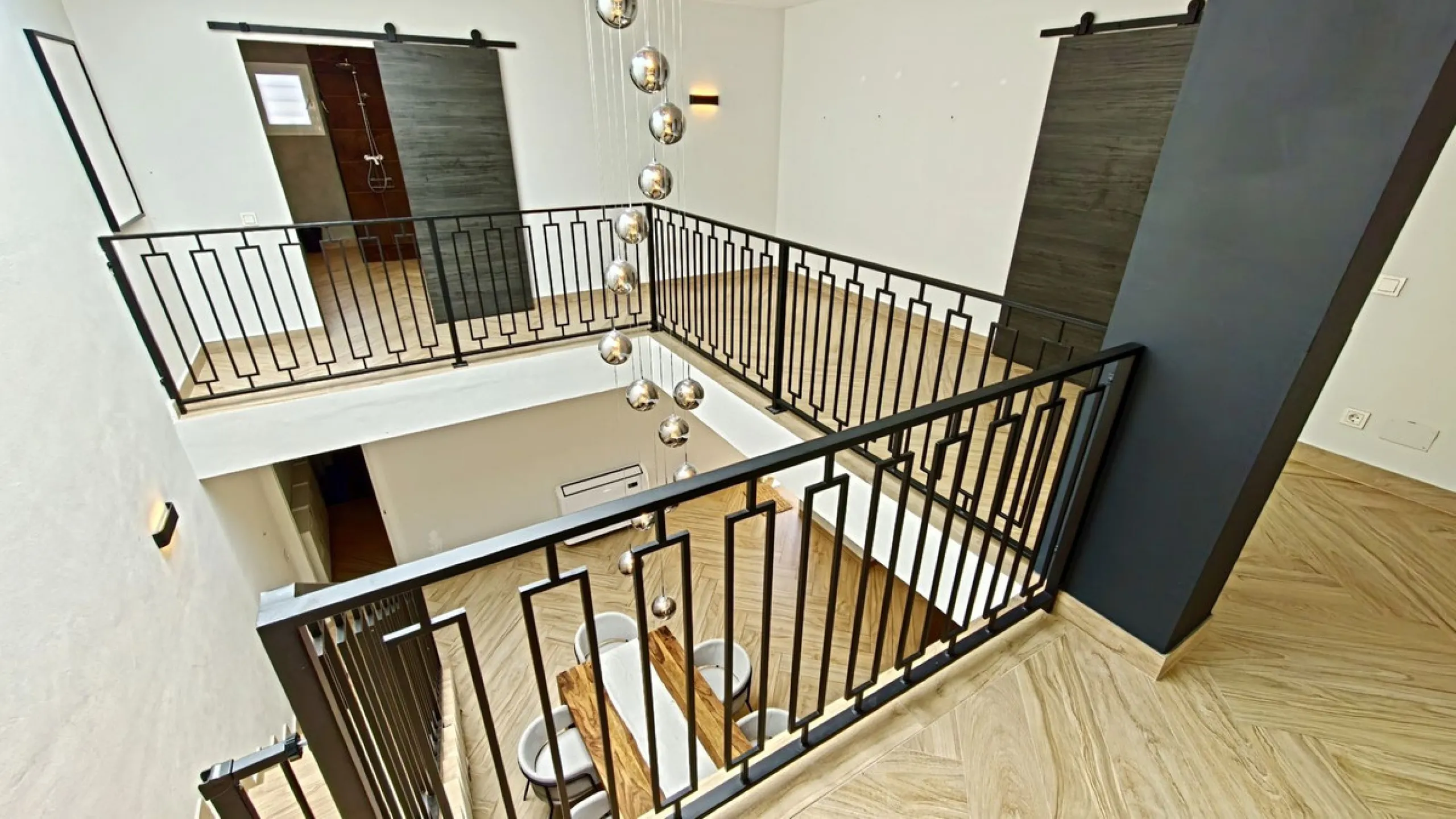 Stunning fully Renovated Townhouse with Guest Apartment, Rooftop Solarium & Resort Facilities on the New Golden Mile