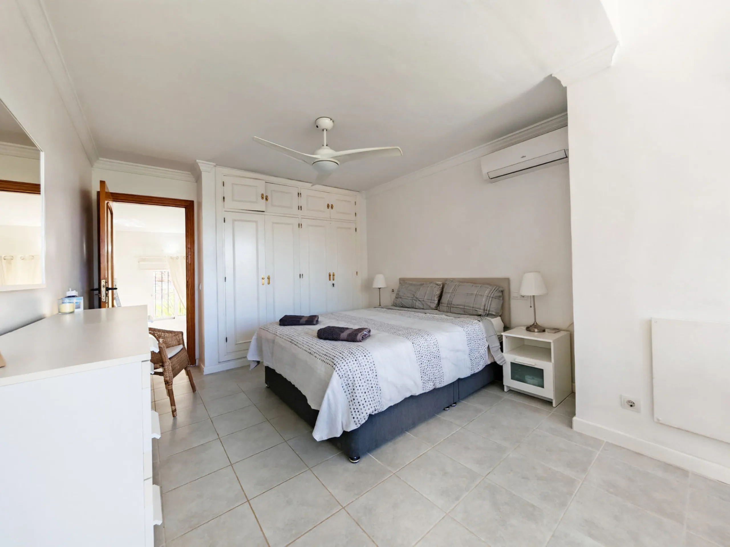 Town House for sale in , Mijas Costa with 5 bedrooms, 4 bathrooms and with orientation south/west, with private swimming pool, private garage (2 parking spaces) and private garden. Regarding property dimensions, it has 210 m² built and 140 m² terrace. Has