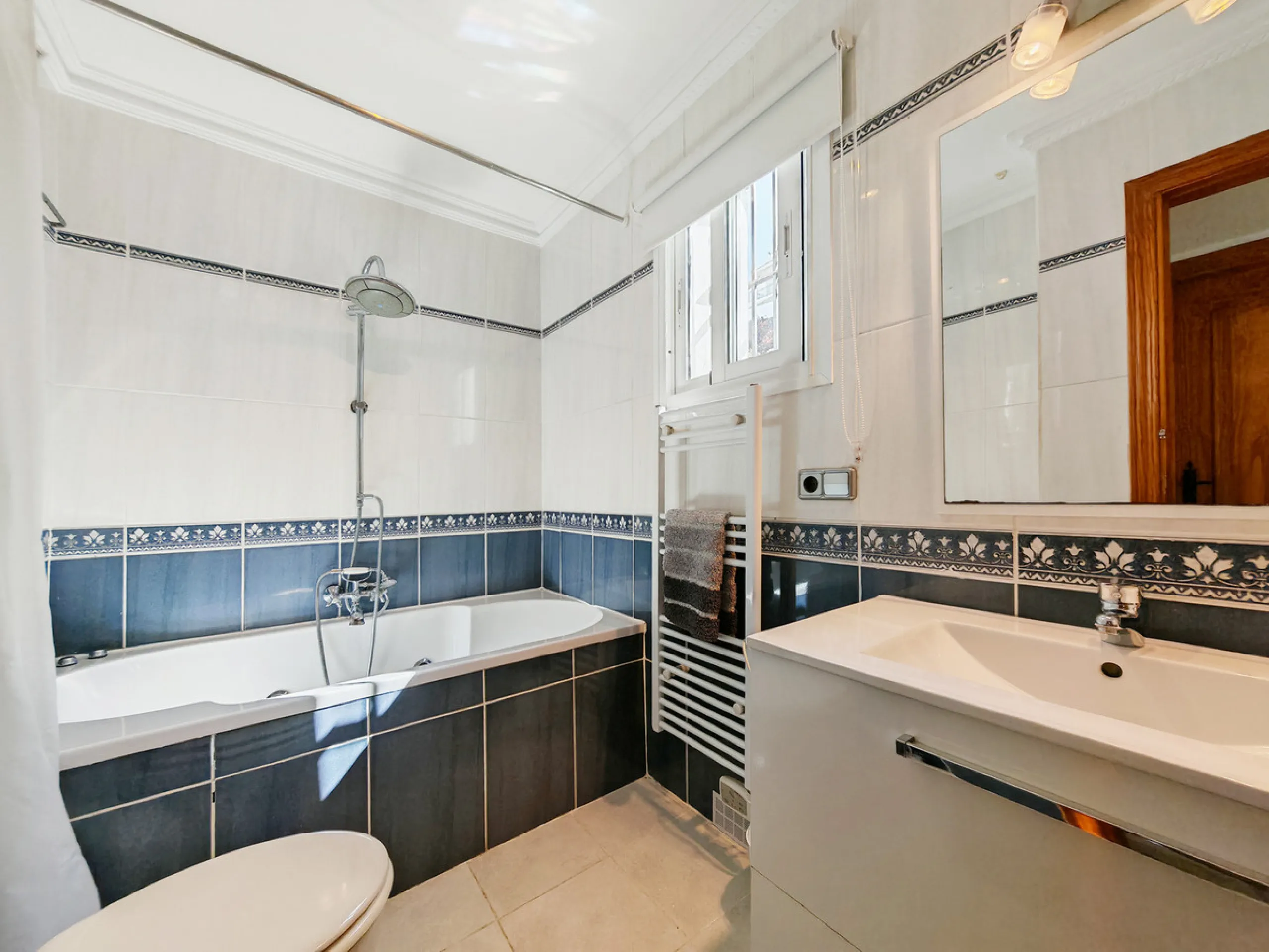 Town House for sale in , Mijas Costa with 5 bedrooms, 4 bathrooms and with orientation south/west, with private swimming pool, private garage (2 parking spaces) and private garden. Regarding property dimensions, it has 210 m² built and 140 m² terrace. Has