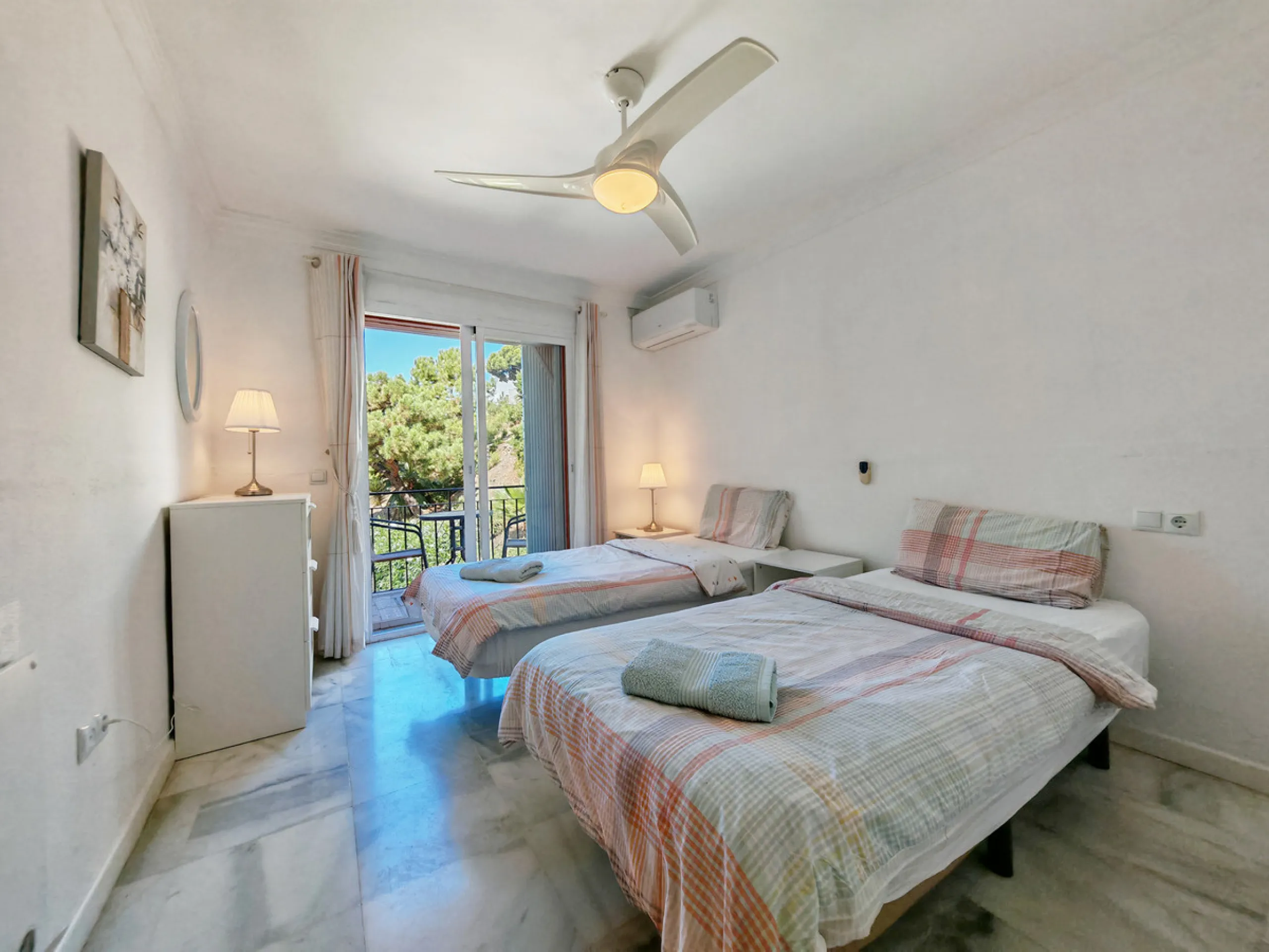 Town House for sale in , Mijas Costa with 5 bedrooms, 4 bathrooms and with orientation south/west, with private swimming pool, private garage (2 parking spaces) and private garden. Regarding property dimensions, it has 210 m² built and 140 m² terrace. Has