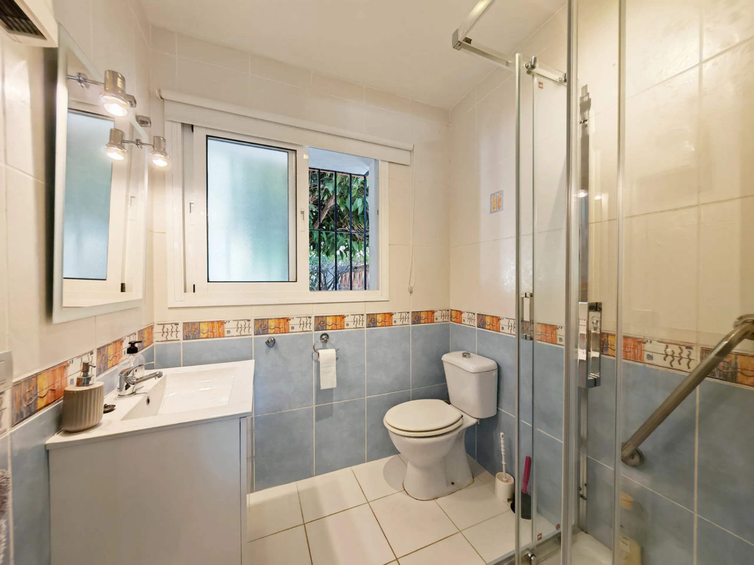 Town House for sale in , Mijas Costa with 5 bedrooms, 4 bathrooms and with orientation south/west, with private swimming pool, private garage (2 parking spaces) and private garden. Regarding property dimensions, it has 210 m² built and 140 m² terrace. Has