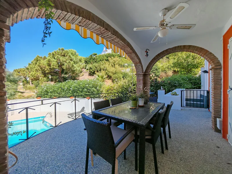 Town House for sale in , Mijas Costa with 5 bedrooms, 4 bathrooms and with orientation south/west, with private swimming pool, private garage (2 parking spaces) and private garden. Regarding property dimensions, it has 210 m² built and 140 m² terrace. Has