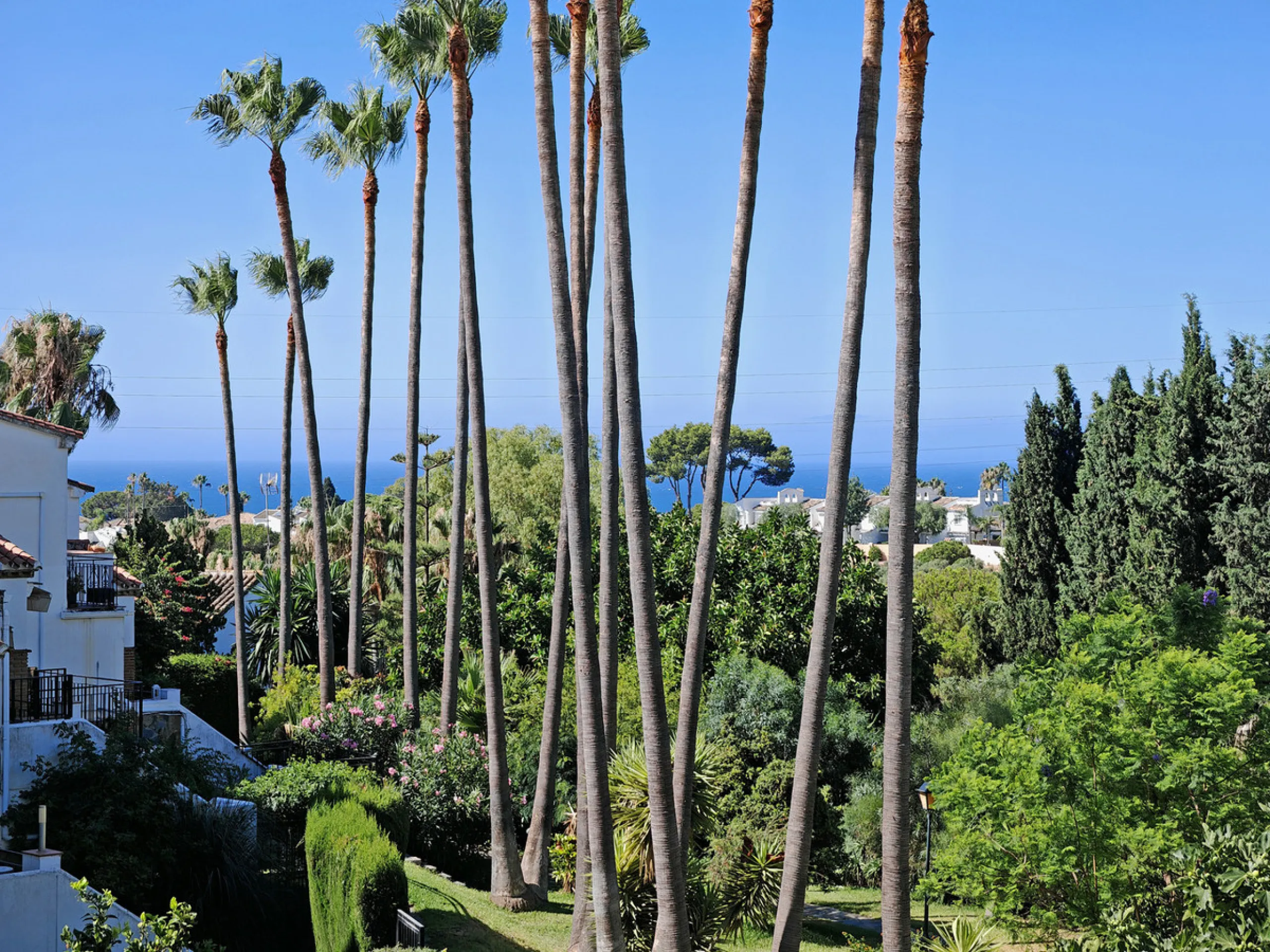 Town House for sale in , Mijas Costa with 5 bedrooms, 4 bathrooms and with orientation south/west, with private swimming pool, private garage (2 parking spaces) and private garden. Regarding property dimensions, it has 210 m² built and 140 m² terrace. Has
