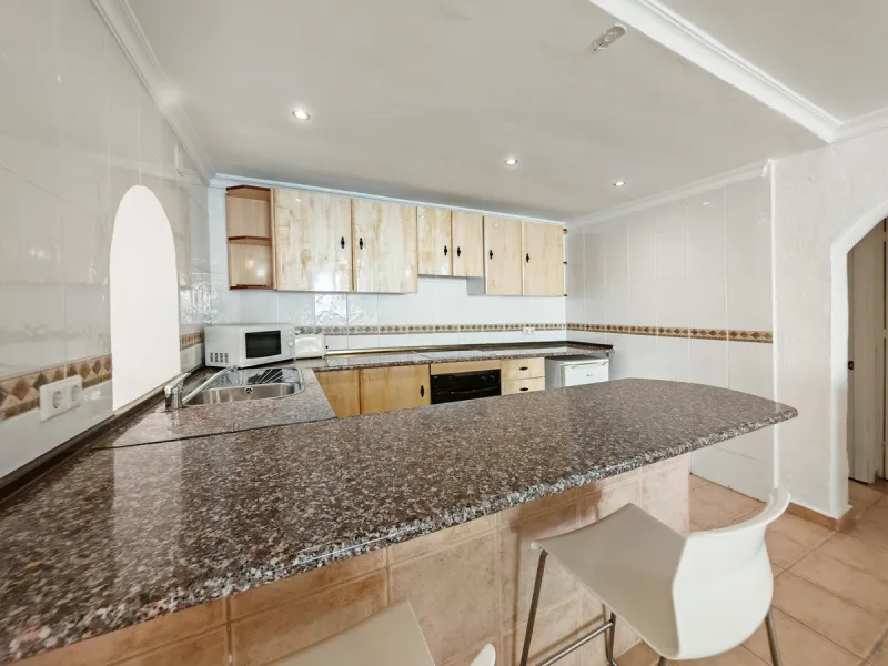 Town House for sale in , Mijas Costa with 5 bedrooms, 4 bathrooms and with orientation south/west, with private swimming pool, private garage (2 parking spaces) and private garden. Regarding property dimensions, it has 210 m² built and 140 m² terrace. Has