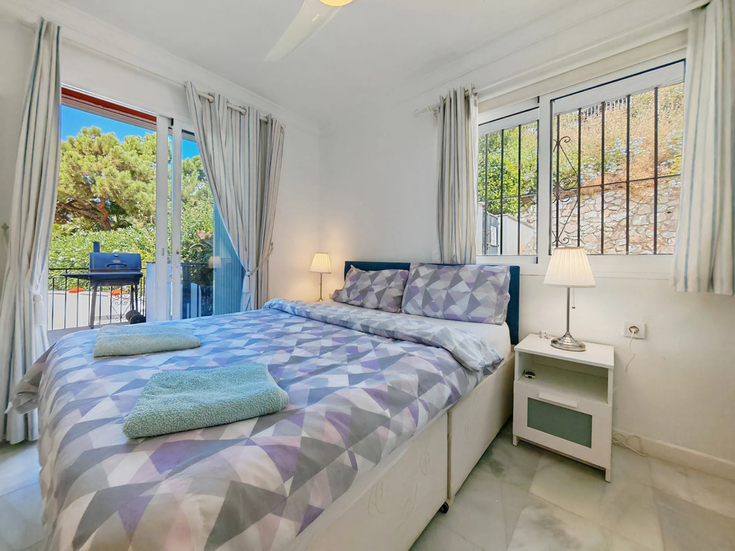 Town House for sale in , Mijas Costa with 5 bedrooms, 4 bathrooms and with orientation south/west, with private swimming pool, private garage (2 parking spaces) and private garden. Regarding property dimensions, it has 210 m² built and 140 m² terrace. Has