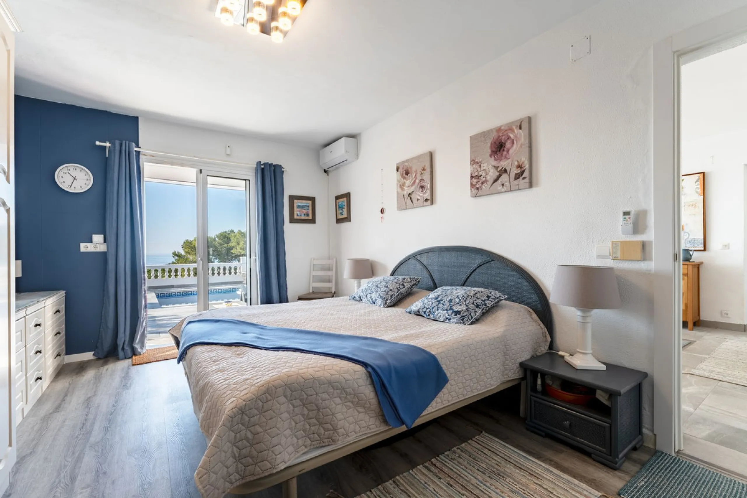 House - Detached Villa в продаже в Mijas, Málaga. В доме 6 спален и 5 ванных комнат. Площадь дома 304 м². Площадь участка 900 м²