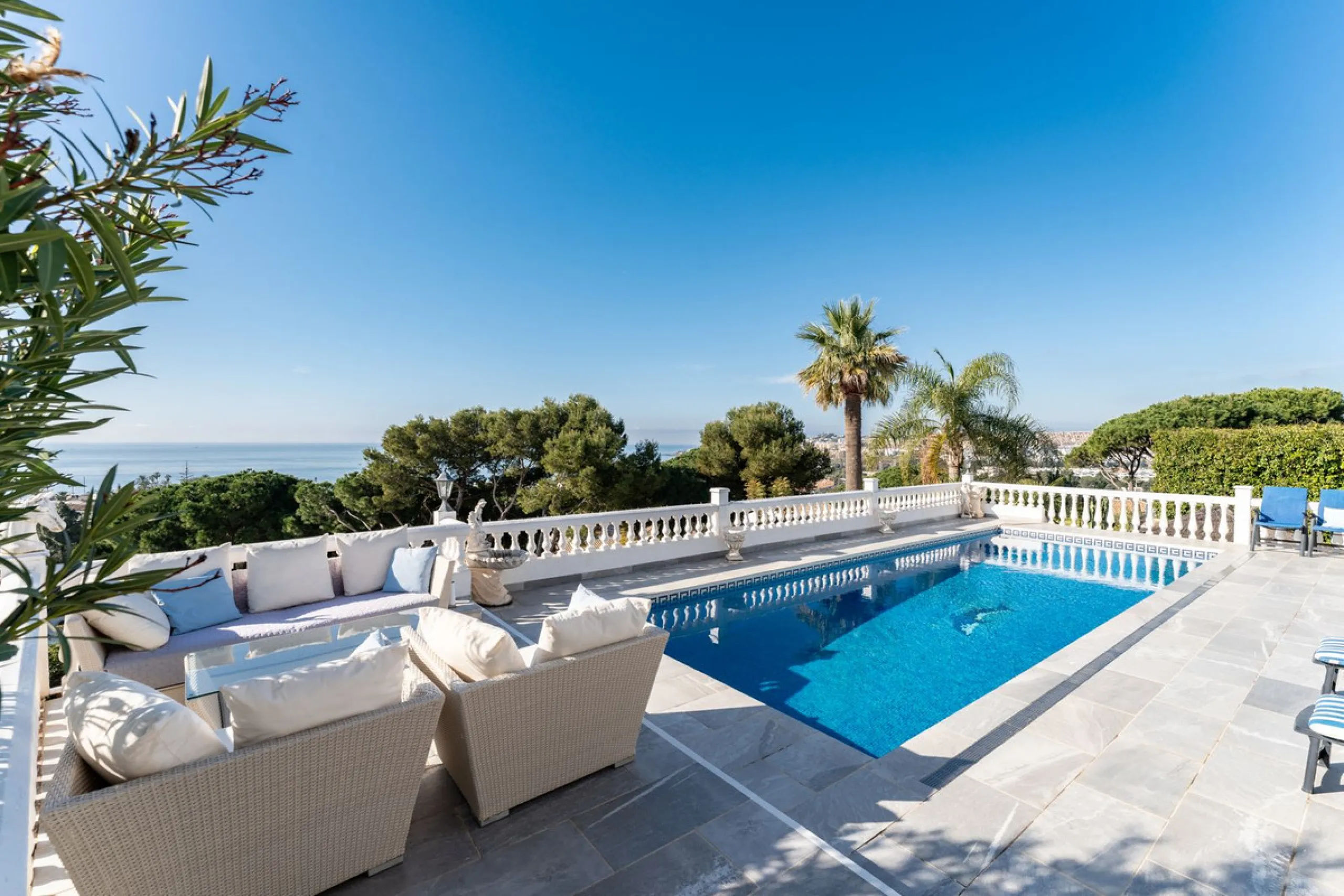 House - Detached Villa в продаже в Mijas, Málaga. В доме 6 спален и 5 ванных комнат. Площадь дома 304 м². Площадь участка 900 м²