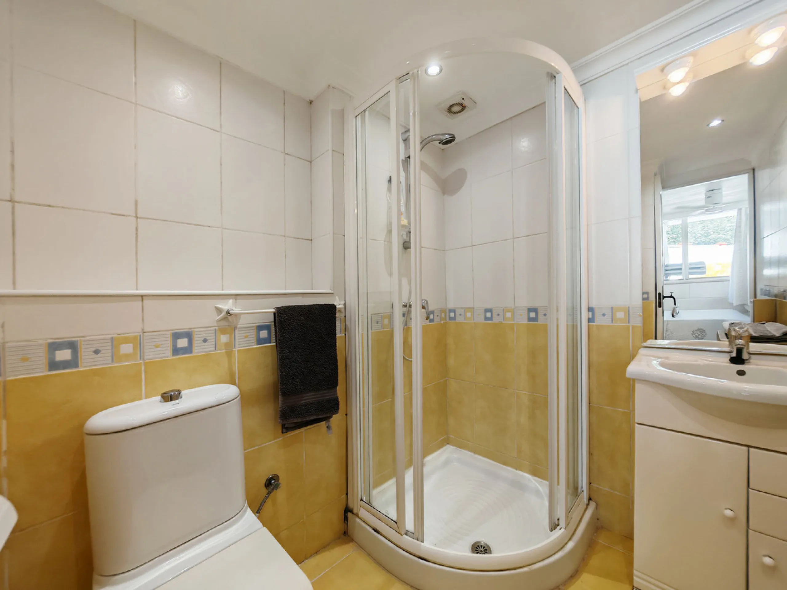 Town House for sale in , Mijas Costa with 5 bedrooms, 4 bathrooms and with orientation south/west, with private swimming pool, private garage (2 parking spaces) and private garden. Regarding property dimensions, it has 210 m² built and 140 m² terrace. Has