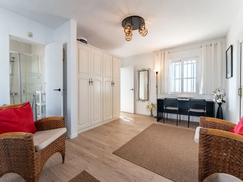 House - Detached Villa в продаже в Mijas, Málaga. В доме 6 спален и 5 ванных комнат. Площадь дома 304 м². Площадь участка 900 м²
