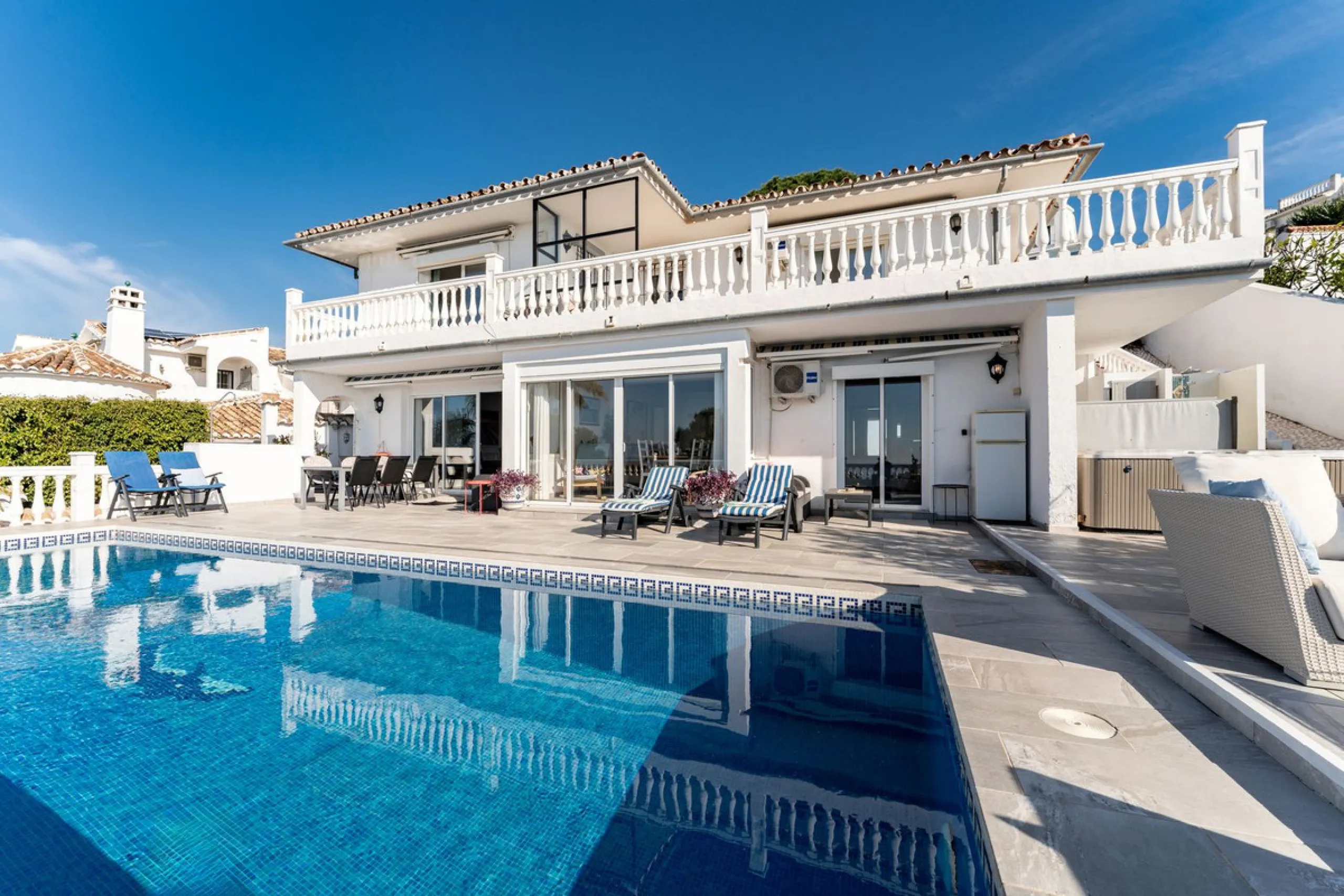 House - Detached Villa в продаже в Mijas, Málaga. В доме 6 спален и 5 ванных комнат. Площадь дома 304 м². Площадь участка 900 м²