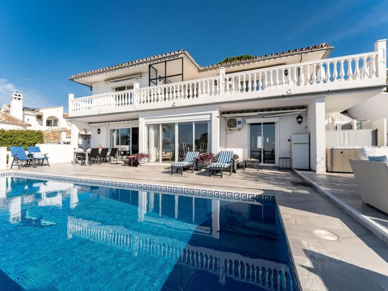 House - Detached Villa в продаже в Mijas, Málaga. В доме 6 спален и 5 ванных комнат. Площадь дома 304 м². Площадь участка 900 м²