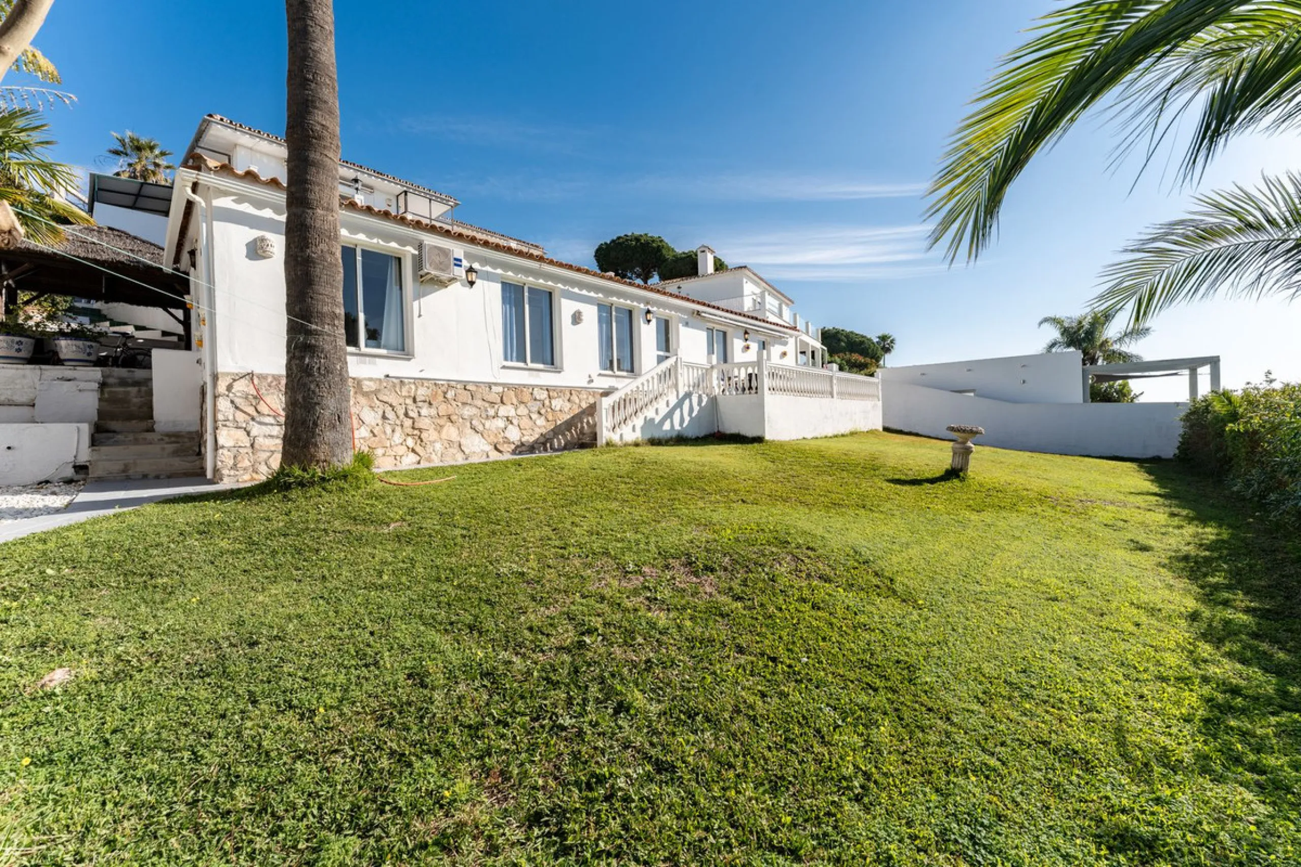 House - Detached Villa в продаже в Mijas, Málaga. В доме 6 спален и 5 ванных комнат. Площадь дома 304 м². Площадь участка 900 м²