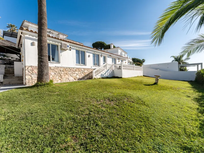 House - Detached Villa в продаже в Mijas, Málaga. В доме 6 спален и 5 ванных комнат. Площадь дома 304 м². Площадь участка 900 м²
