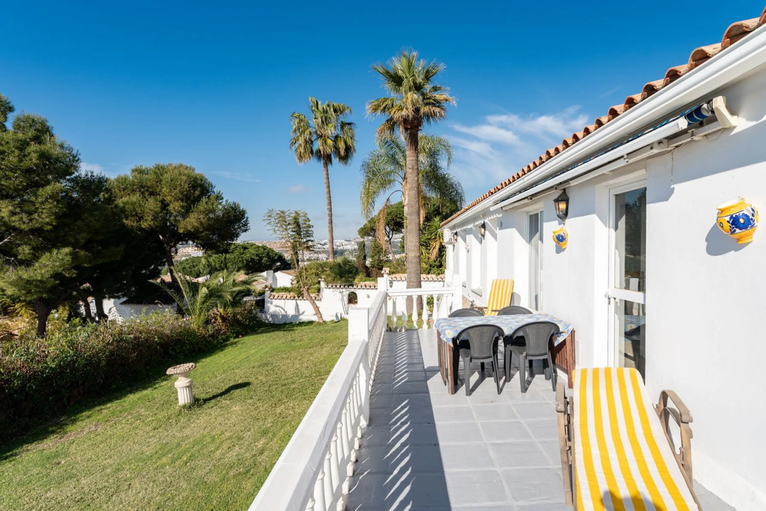 House - Detached Villa в продаже в Mijas, Málaga. В доме 6 спален и 5 ванных комнат. Площадь дома 304 м². Площадь участка 900 м²