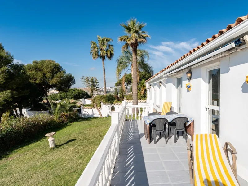 House - Detached Villa в продаже в Mijas, Málaga. В доме 6 спален и 5 ванных комнат. Площадь дома 304 м². Площадь участка 900 м²