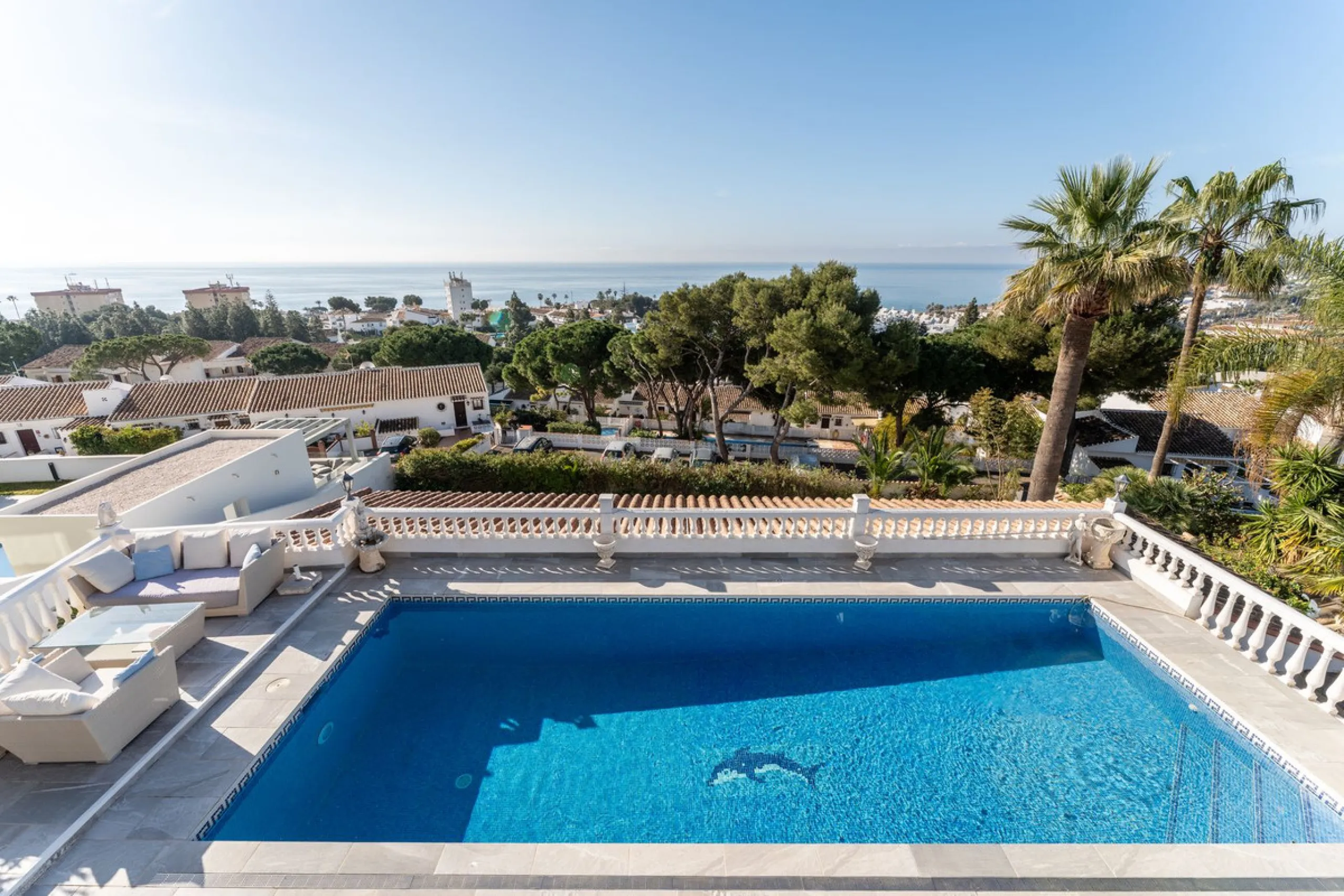 House - Detached Villa в продаже в Mijas, Málaga. В доме 6 спален и 5 ванных комнат. Площадь дома 304 м². Площадь участка 900 м²
