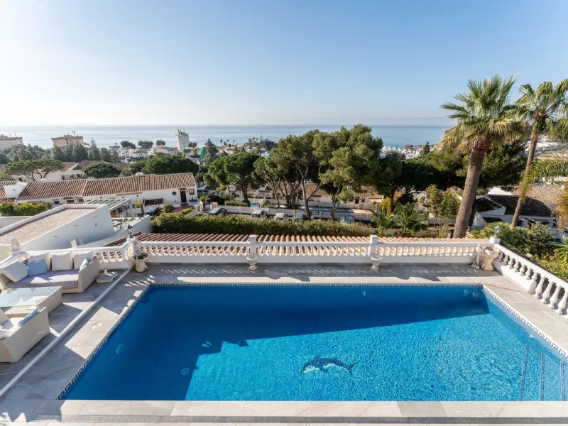 House - Detached Villa в продаже в Mijas, Málaga. В доме 6 спален и 5 ванных комнат. Площадь дома 304 м². Площадь участка 900 м²