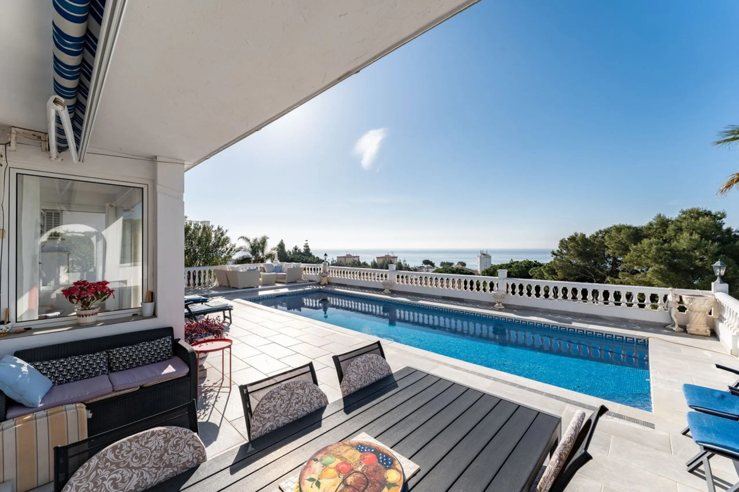 House - Detached Villa в продаже в Mijas, Málaga. В доме 6 спален и 5 ванных комнат. Площадь дома 304 м². Площадь участка 900 м²