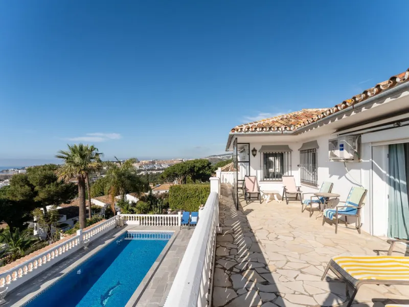 House - Detached Villa в продаже в Mijas, Málaga. В доме 6 спален и 5 ванных комнат. Площадь дома 304 м². Площадь участка 900 м²