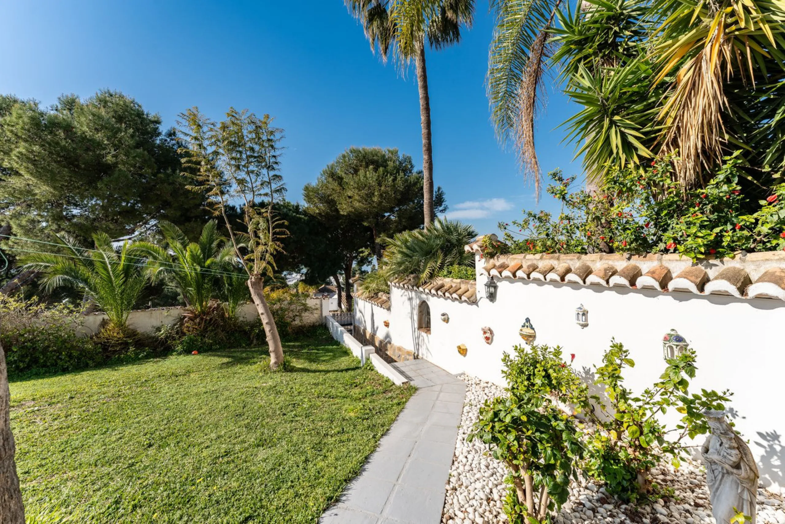 House - Detached Villa в продаже в Mijas, Málaga. В доме 6 спален и 5 ванных комнат. Площадь дома 304 м². Площадь участка 900 м²